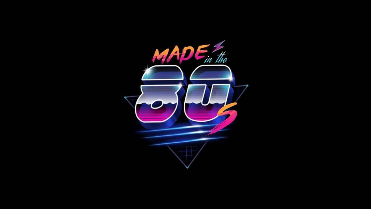 桌布 壁紙 — 充滿活力的霓虹文字「MADE in the 80s」在黑色背景上以漸變色調發光，並由幾何形狀和光線條紋框住。