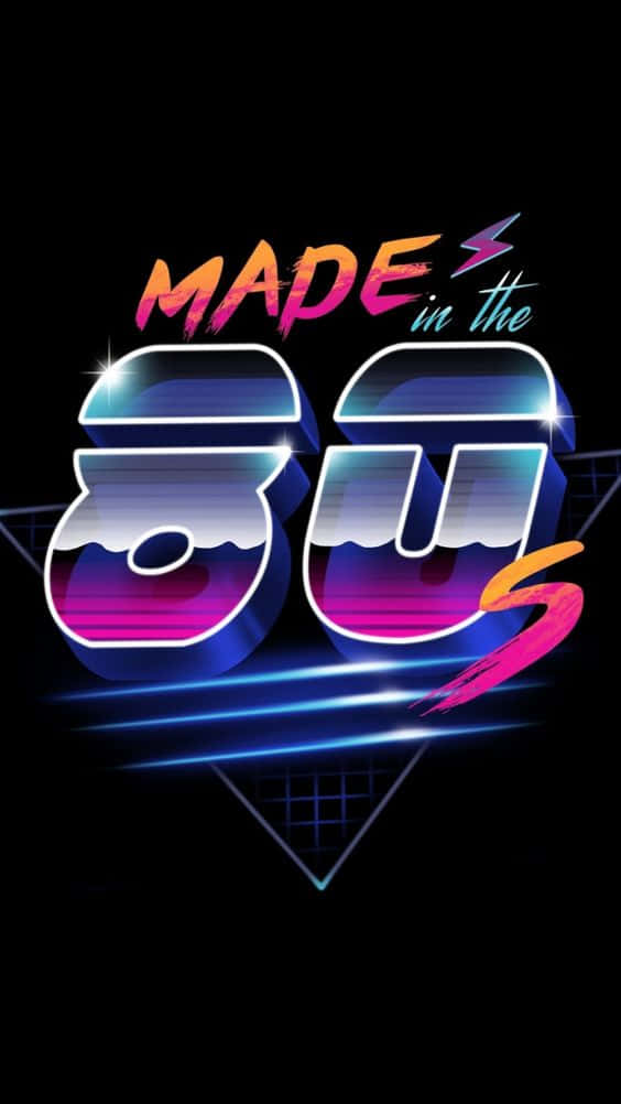 80s iPhone 桌布 壁紙 — 充滿活力的霓虹文字「MADE in the 80s」在黑色背景上以電光藍和洋紅色漸變發光，並帶有幾何網格裝飾。