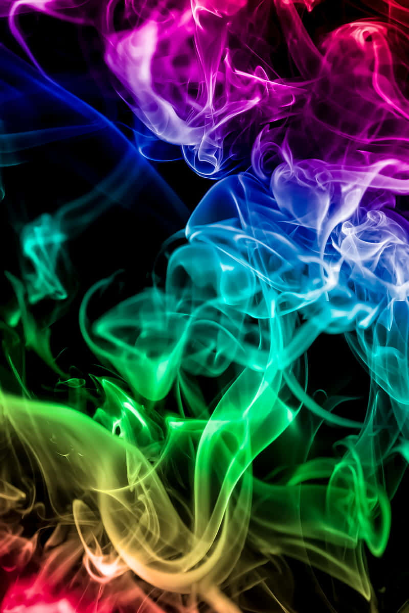 Colorful Smoke 桌布 壁紙 — 充滿活力的霓虹煙霧，以紫色、藍色、綠色和紅色的電光色調，在漆黑的背景上動態旋轉。