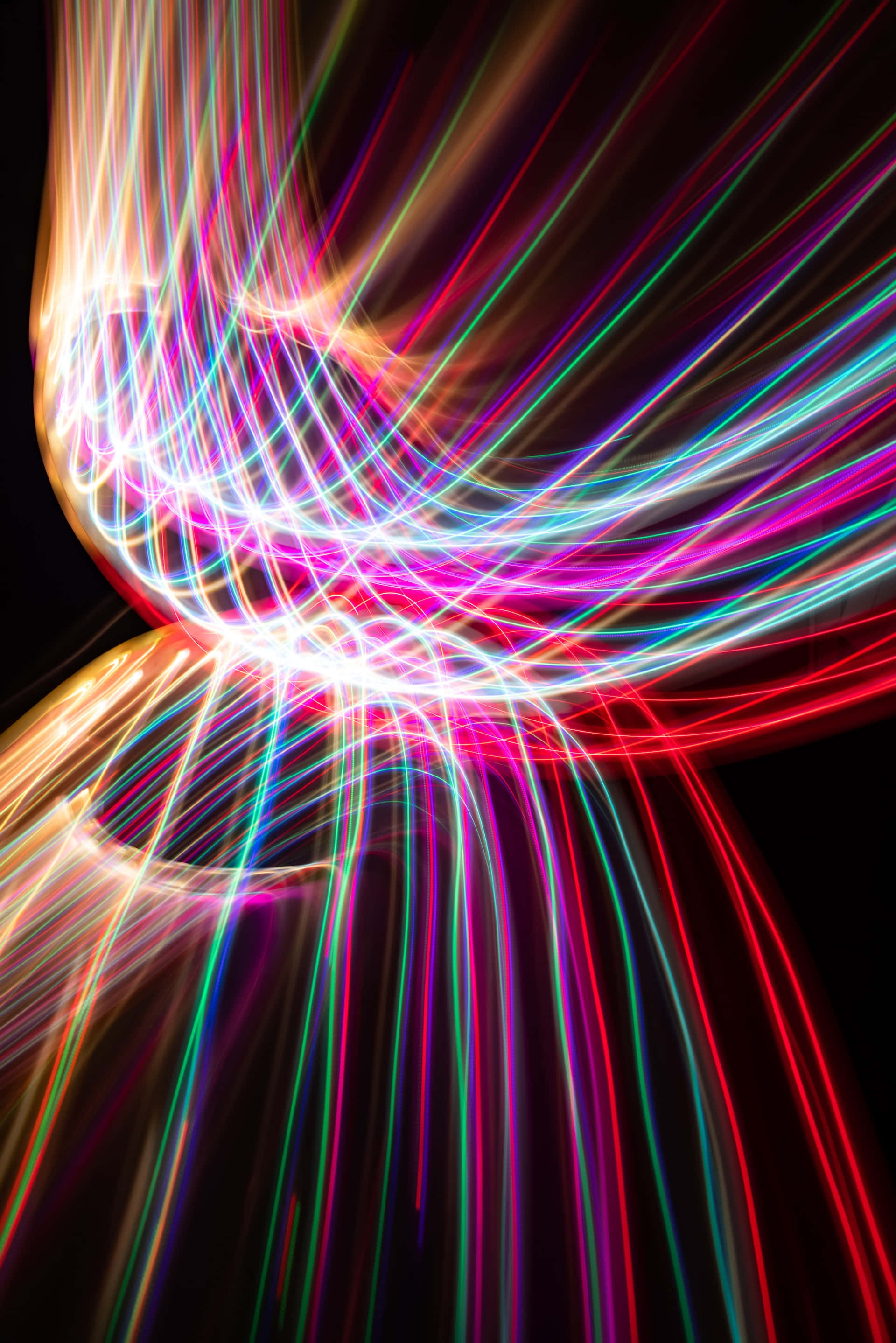 Psychedelic Neon Lights 桌布 壁紙 — 充滿活力的霓虹燈光軌跡在漆黑的背景下動態旋轉，營造出充滿能量的抽象動感效果。