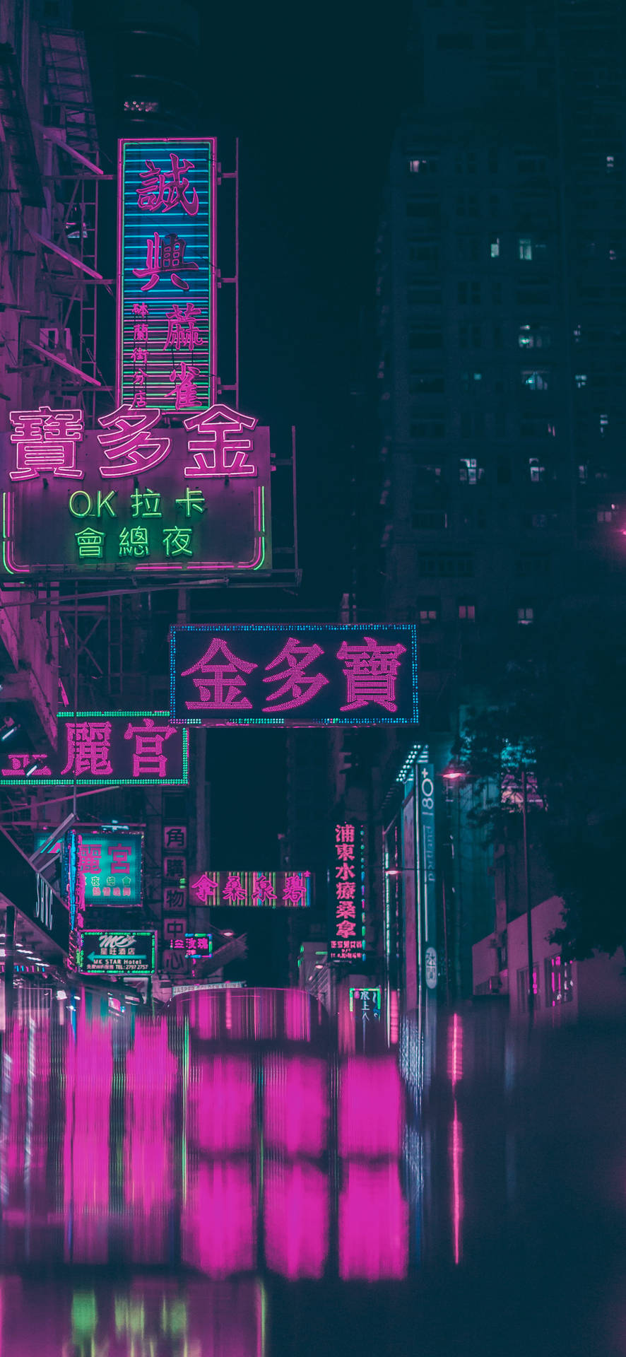 霓虹燈在潮濕的路面上反射，夜晚的亞洲城市下著雨。