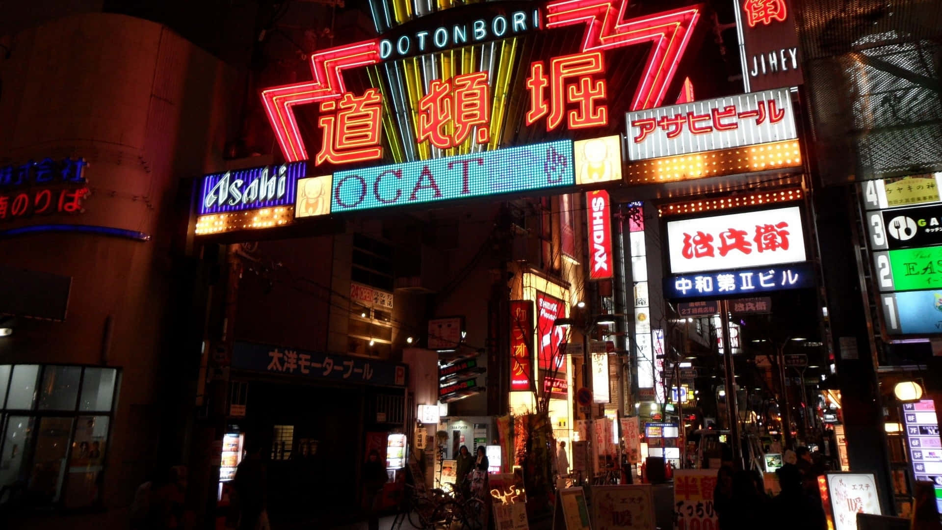 桌布 壁紙 — 充滿活力的霓虹燈招牌照亮了繁華的東京夜晚街道，閃爍的廣告和擁擠的人行道。