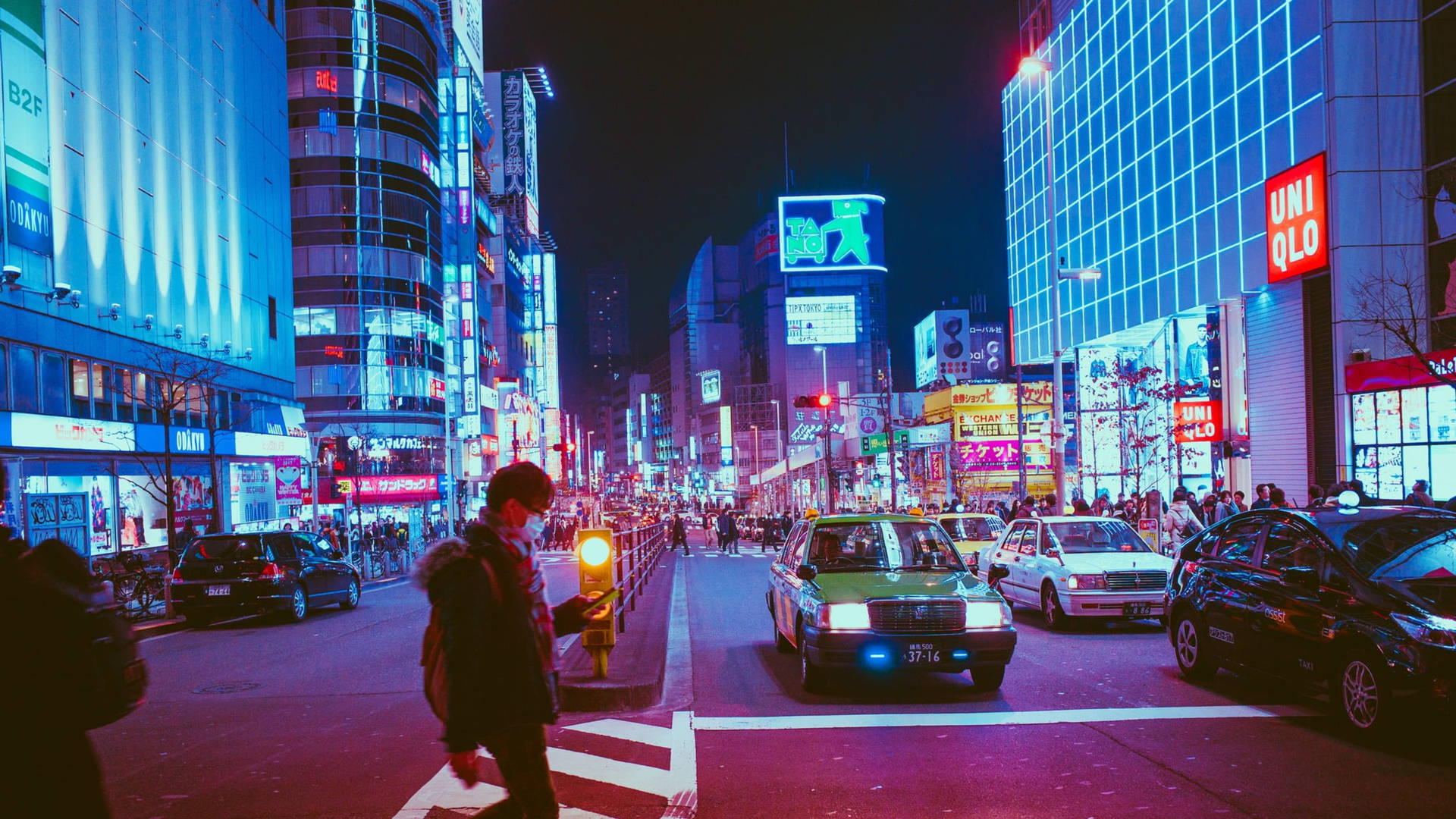 霓虹燈東京夜晚街道，有計程車和行人。