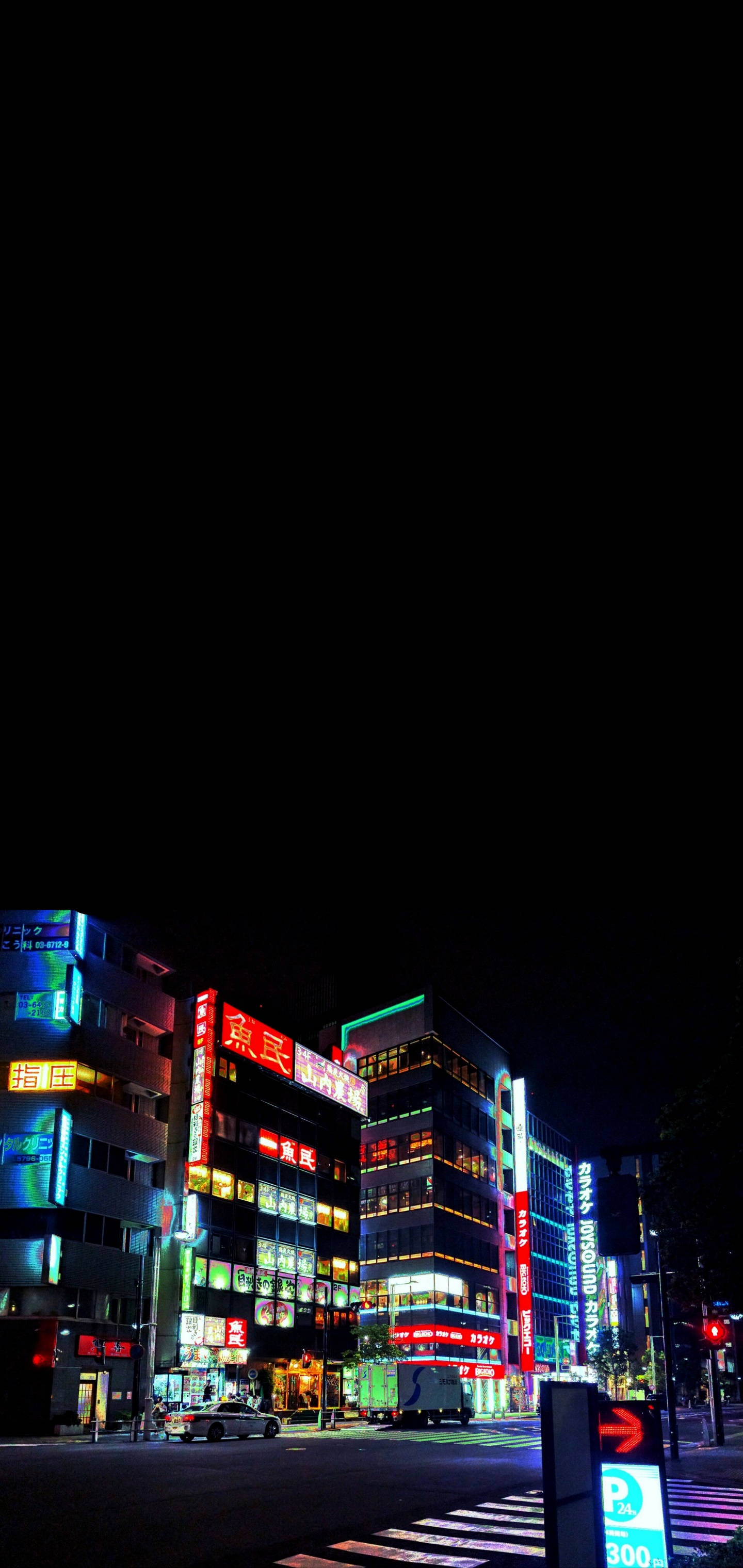 東京 桌布 壁紙 — 充滿活力的霓虹燈照亮了夜晚繁忙的城市街道，有發光的廣告和孤獨的汽車在路上。