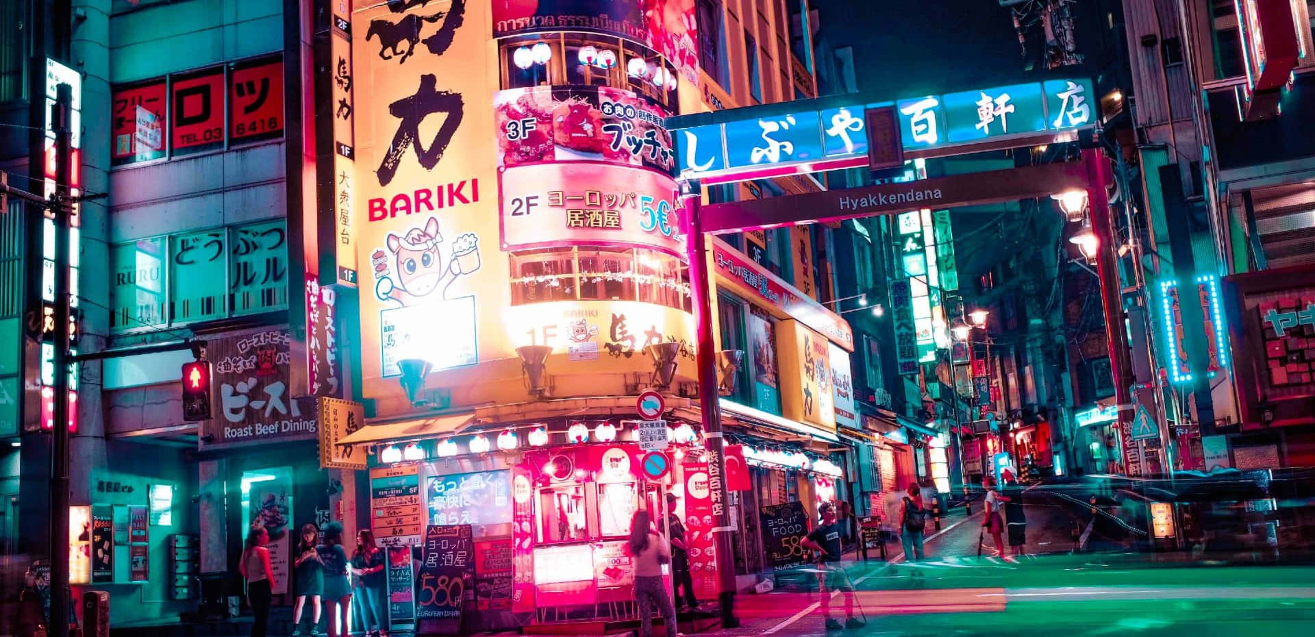 日式粉紅 桌布 壁紙 — 充滿活力的霓虹燈照亮了夜晚繁華的東京街道，粉紅色、藍色和綠色的燈光在潮濕的人行道上反射。