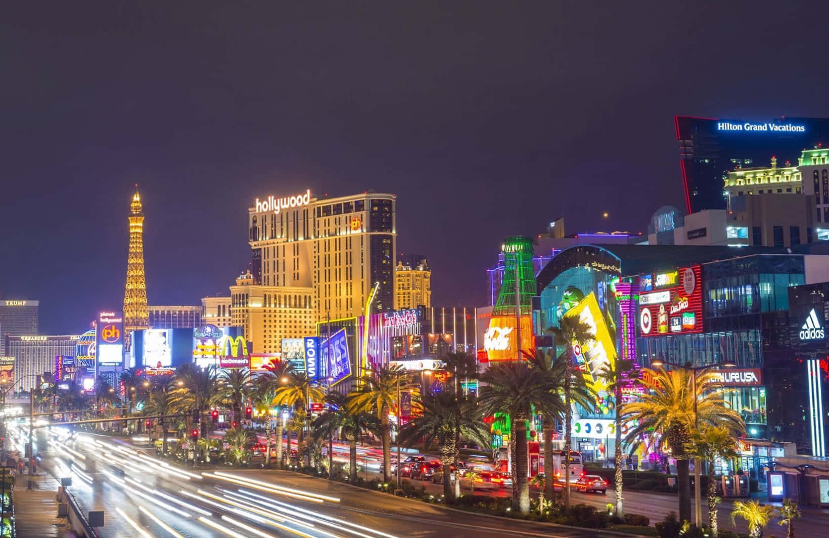 Las Vegas Skyline 桌布 壁紙 — 充滿活力的霓虹燈照亮了夜晚繁華的拉斯維加斯大道，車流如織，標誌性酒店林立。