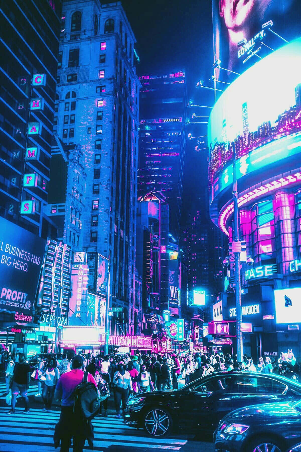Neon City Aesthetic 桌布 壁紙 — 充滿活力的霓虹燈照亮了夜晚繁華的城市街道，人群和 towering 廣告牌林立。