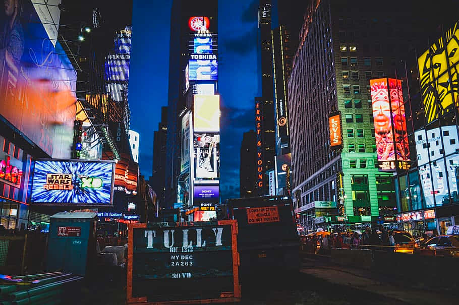 Lit iPhone 桌布 壁紙 — 充滿活力的霓虹燈照亮了暮色中繁華的城市街道，高聳的摩天大樓和發光的廣告牌。