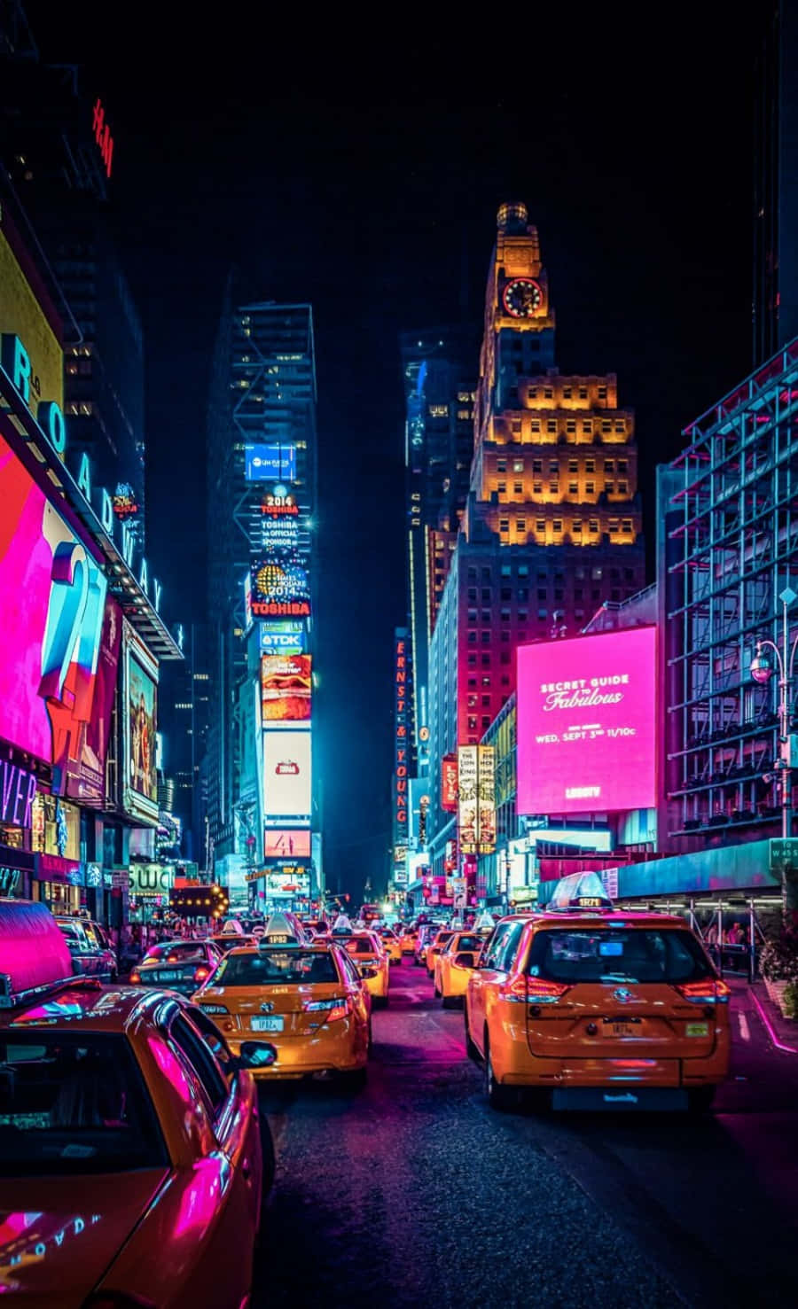 Nyc Aesthetic 桌布 壁紙 — 充滿活力的霓虹燈照亮了紐約市繁忙的街道，夜晚有黃色的士和高聳的廣告牌。