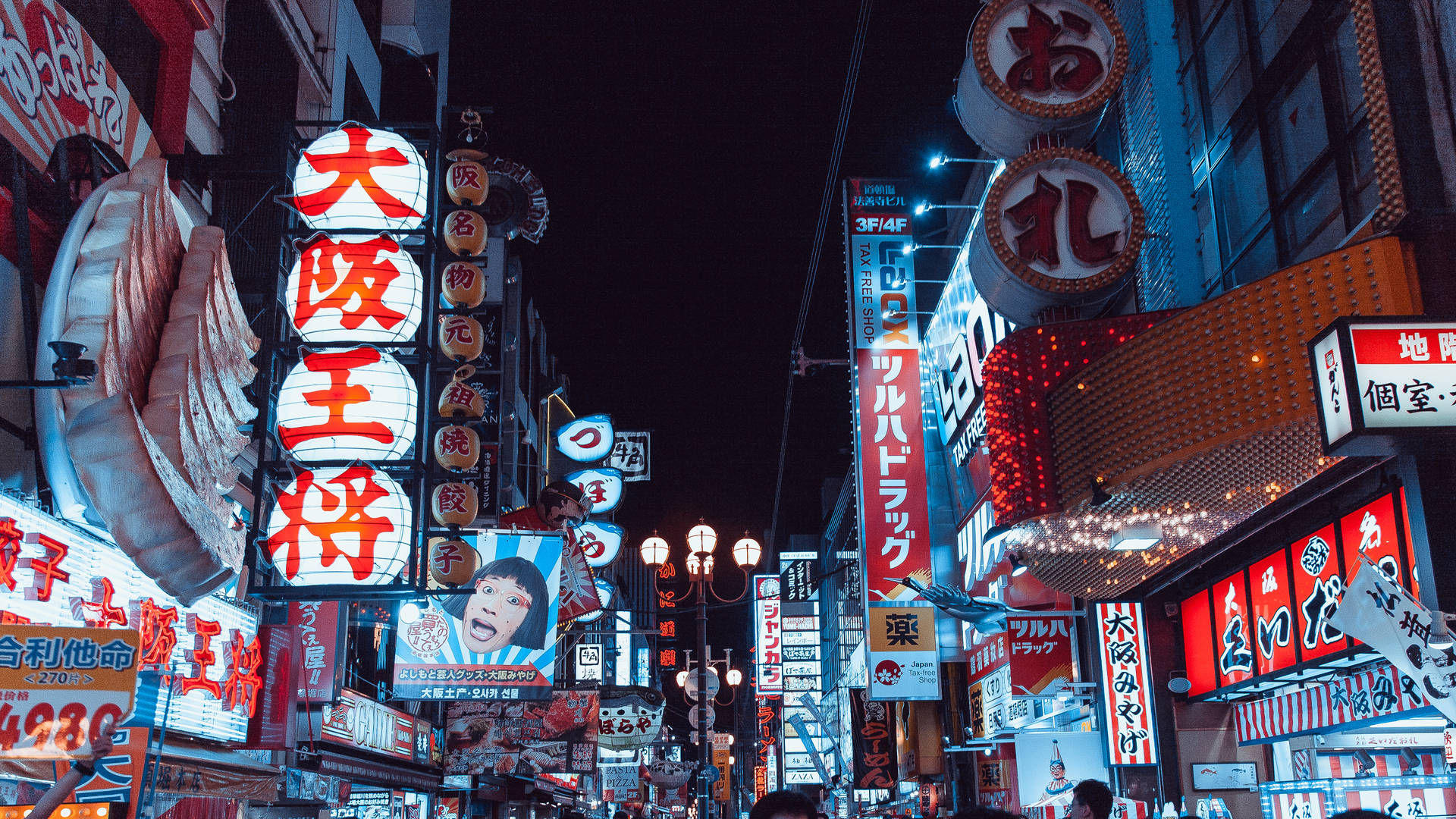 東京夜晚街道被色彩繽紛的霓虹燈和發光的廣告照亮。 — 大阪 壁紙