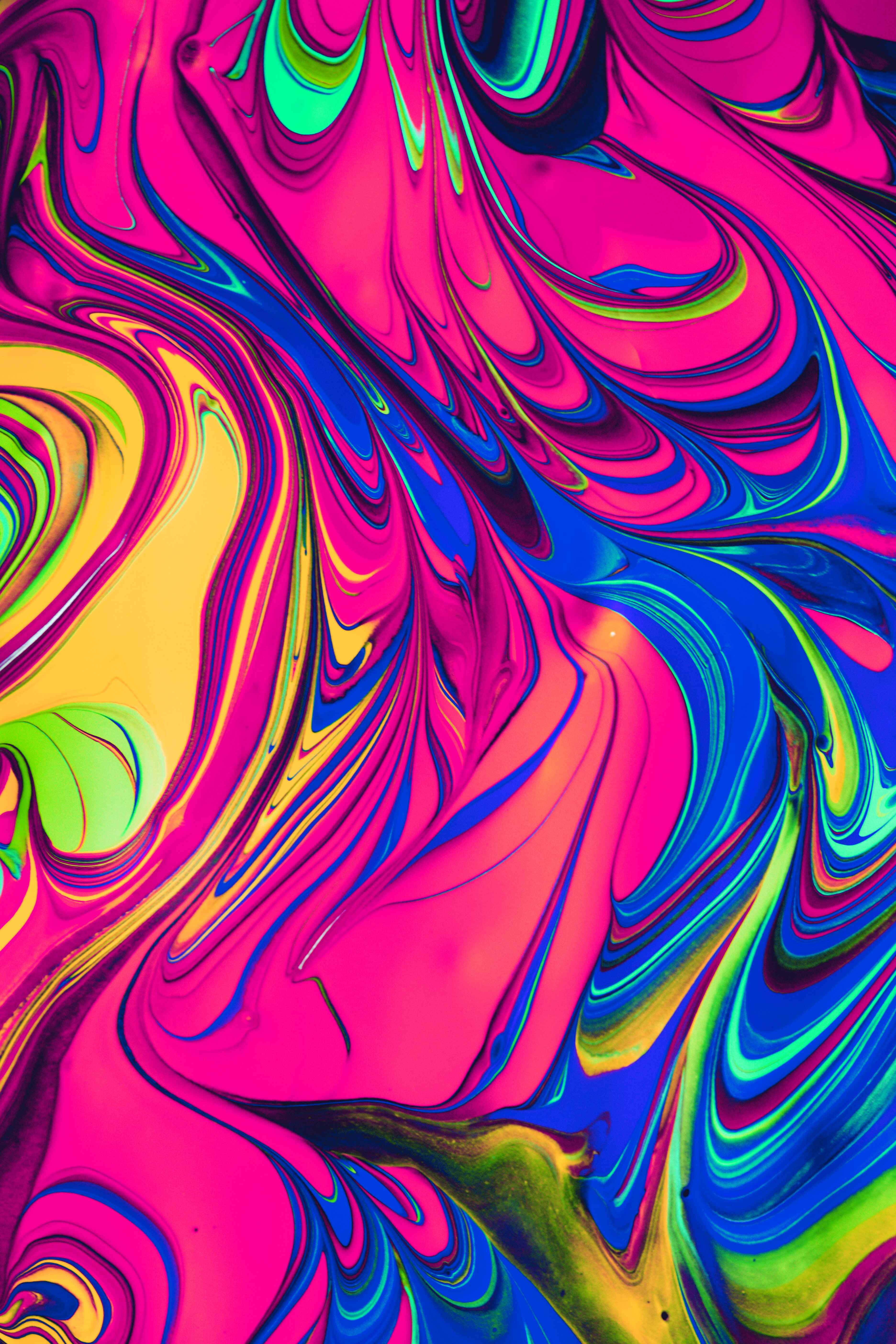 psychedelic art 桌布 壁紙 — 充滿活力的霓虹粉紅、藍、綠和黃色漩渦抽象圖案，創造出動態的流體藝術構圖。