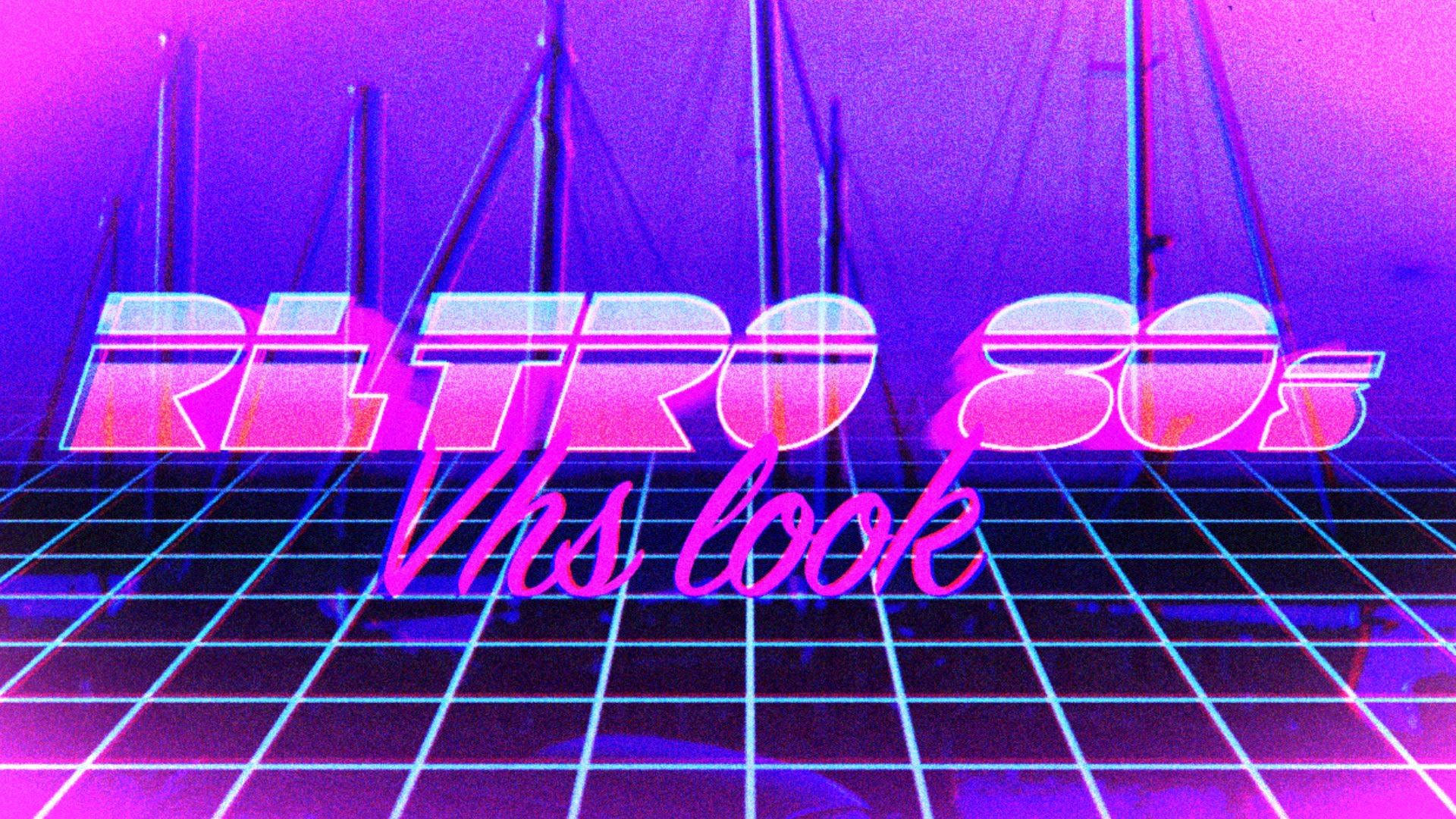 Aesthetic Retro 桌布 壁紙 — 充滿活力的霓虹粉紅和紫色復古80年代文字在發光的網格地板上閃耀，背景有帆船桅杆。