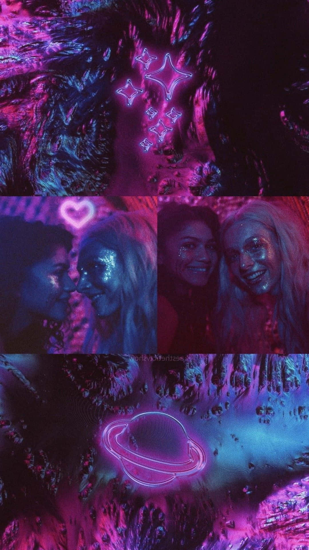 Euphoria Hbo iPhone 桌布 壁紙 — 充滿活力的霓虹粉紅和藍色宇宙風格壁紙，帶有閃爍星星和土星，展現微笑面孔和閃亮化妝。