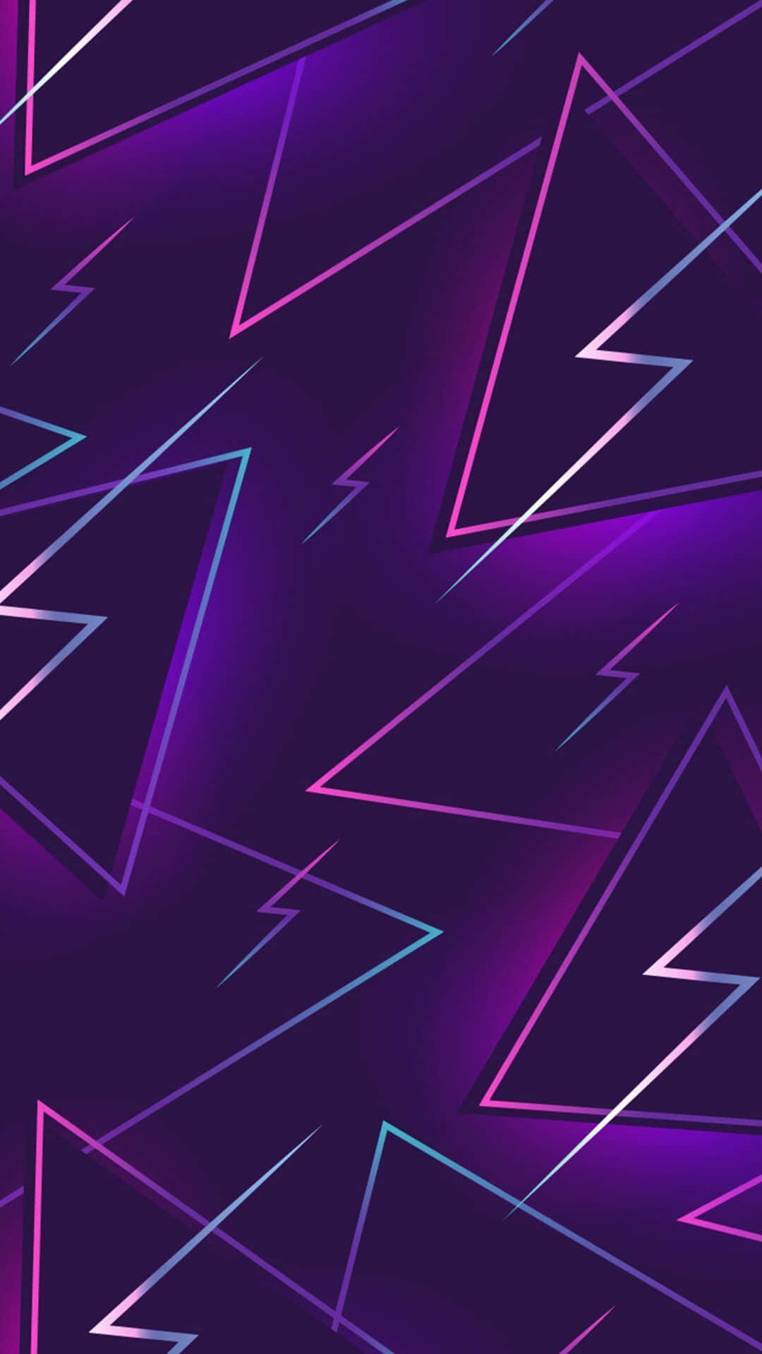 iPhone Neon 桌布 壁紙 — 充滿活力的霓虹紫色和粉紅色閃電在深紫色數位背景上以動態抽象圖案劃過。
