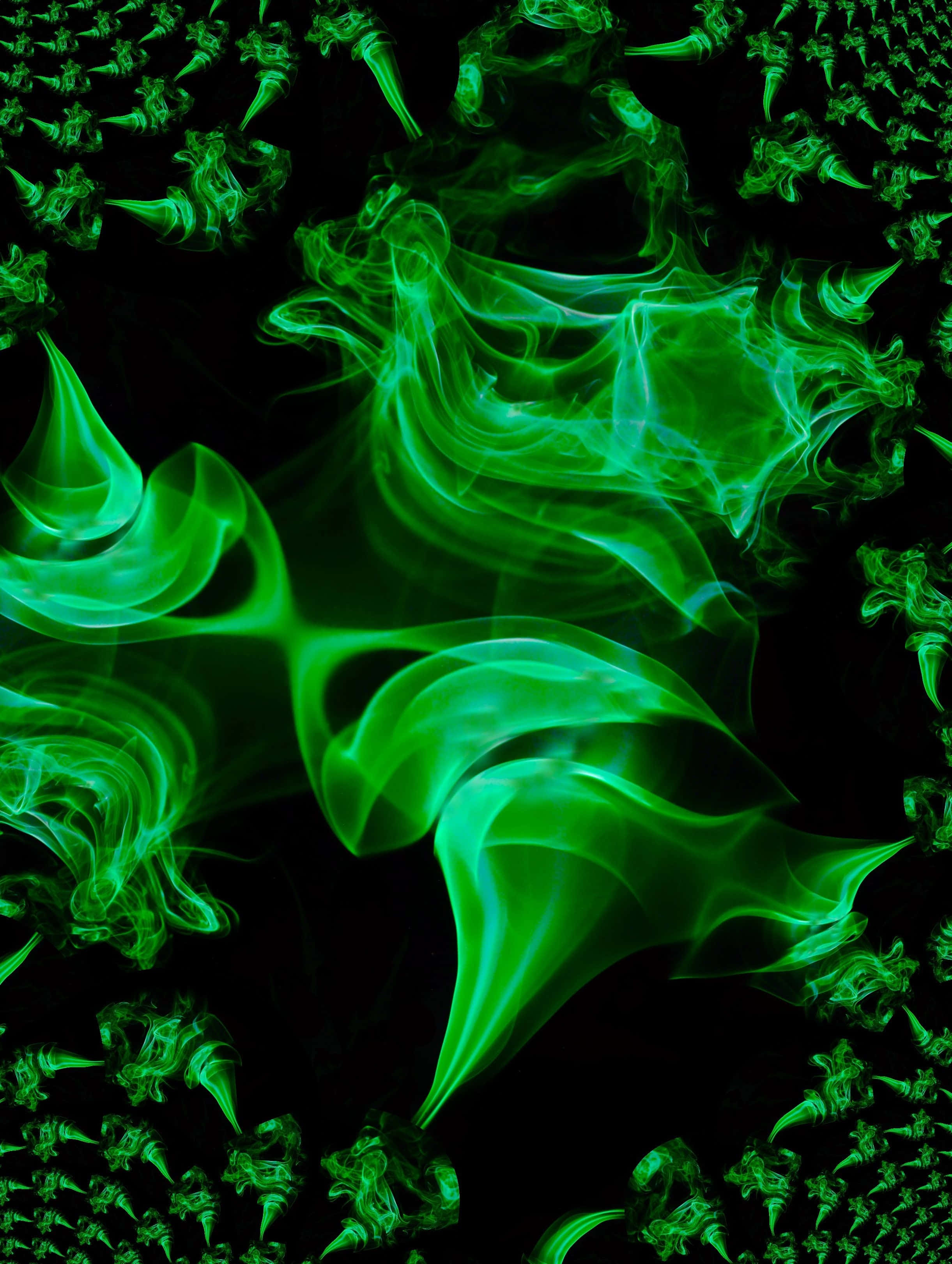 Green And Black 桌布 壁紙 — 充滿活力的霓虹綠色分形煙霧漩渦在漆黑背景上形成迷人的數位圖案。