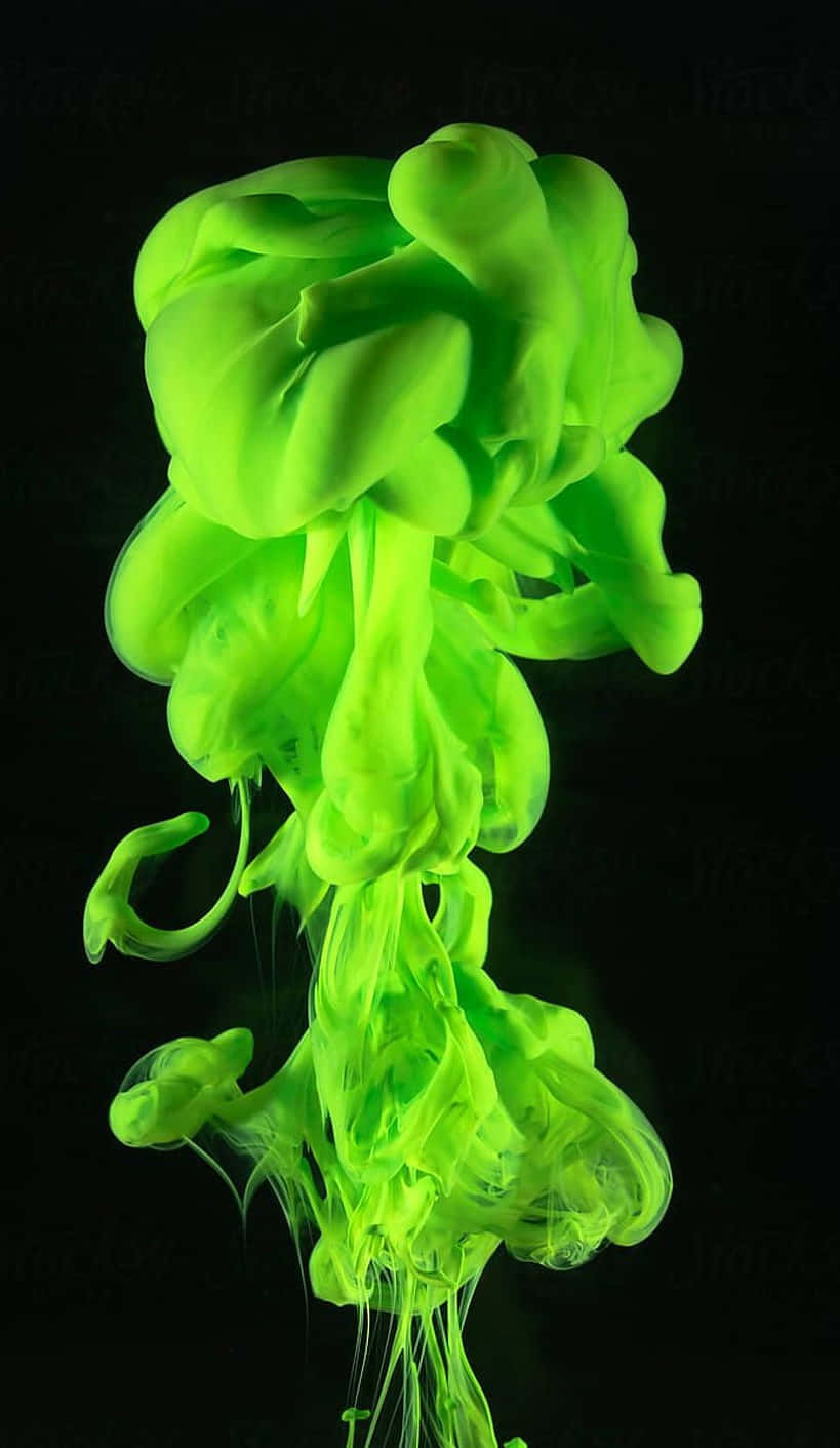 Green And Black 桌布 壁紙 — 充滿活力的霓虹綠色墨水在純黑色背景上以流暢的抽象運動戲劇性地旋轉。