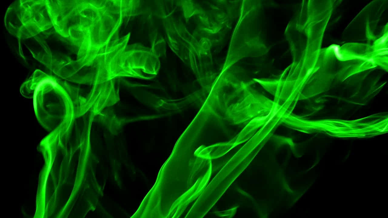 Green And Black 桌布 壁紙 — 充滿活力的霓虹綠色煙霧在純黑色背景上動態旋轉，營造出空靈而帶電的視覺效果。