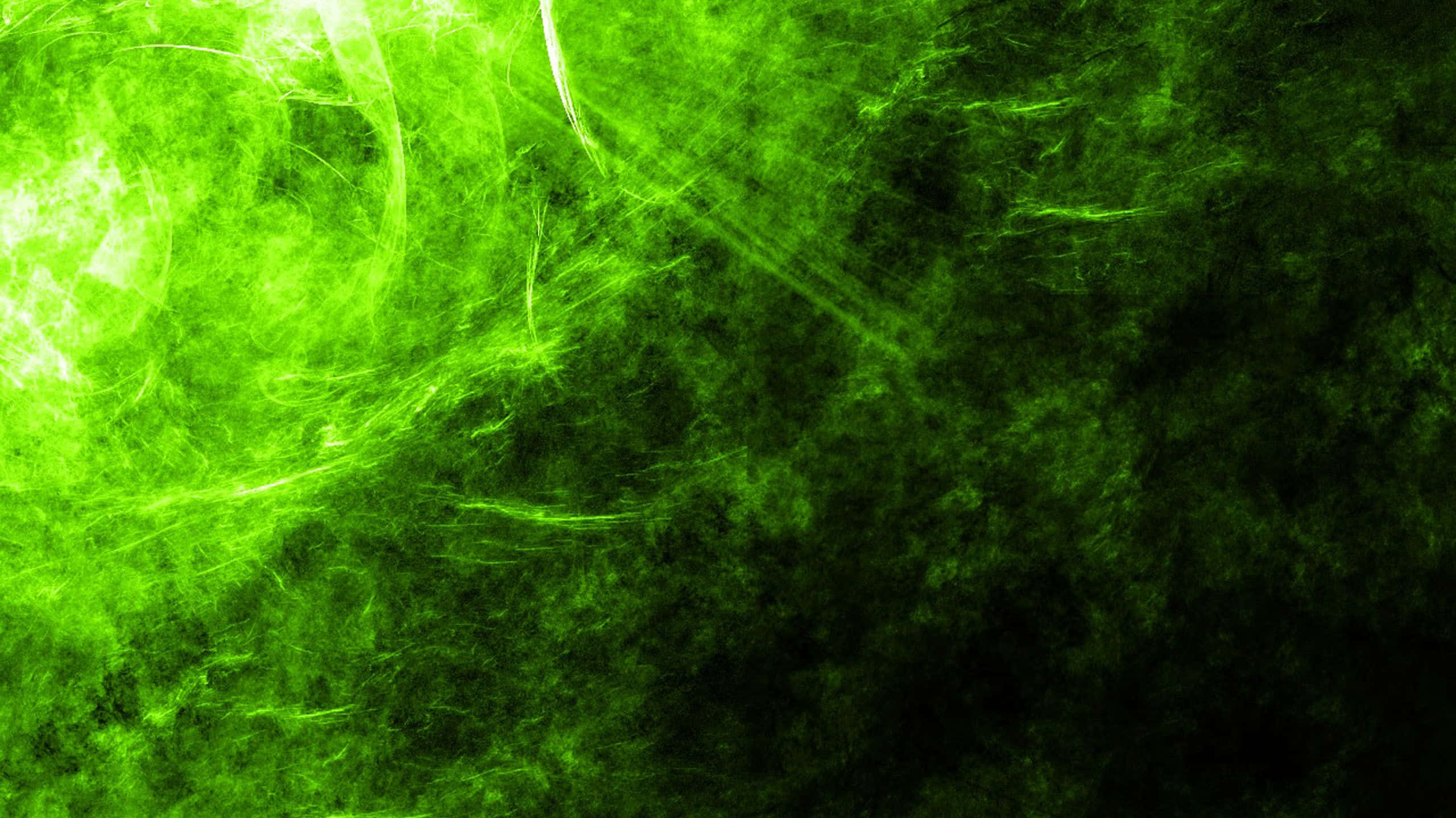 Dark Green Grunge 桌布 壁紙 — 充滿活力的霓虹綠色能量漩渦在深色紋理背景上形成動態抽象光芒。
