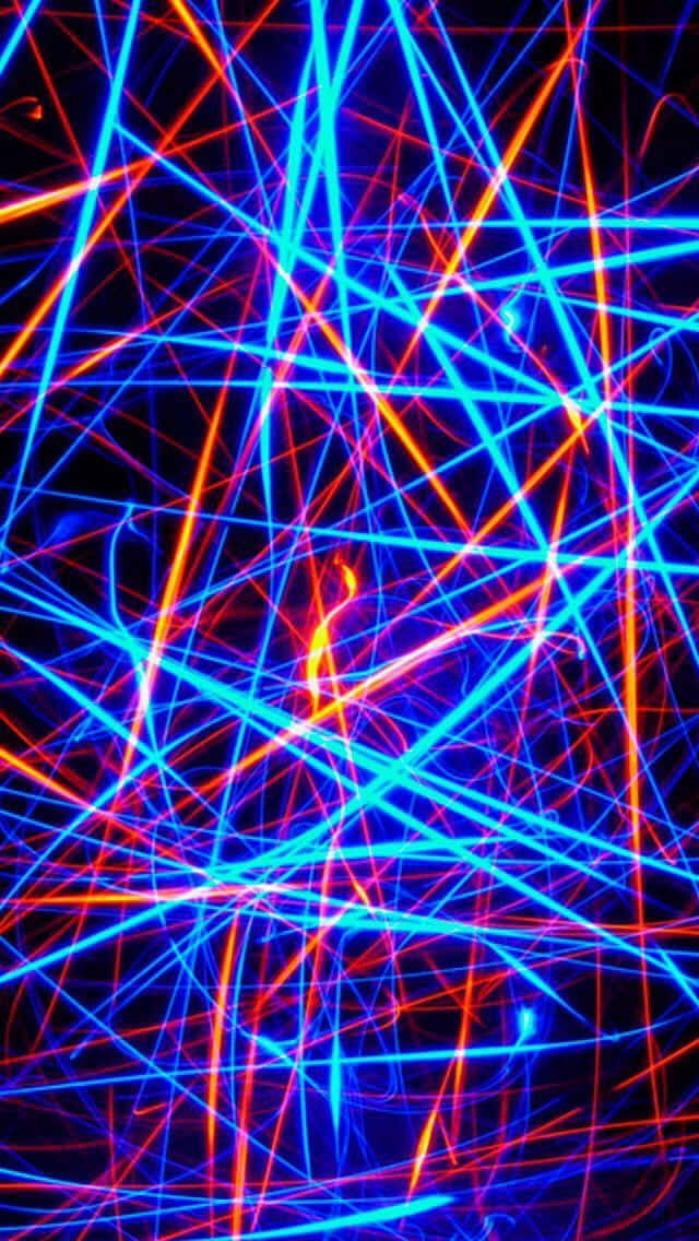 Trippy Neon Lights 桌布 壁紙 — 充滿活力的霓虹藍色和橙色光線條在漆黑的背景上以混亂的抽象圖案交錯。