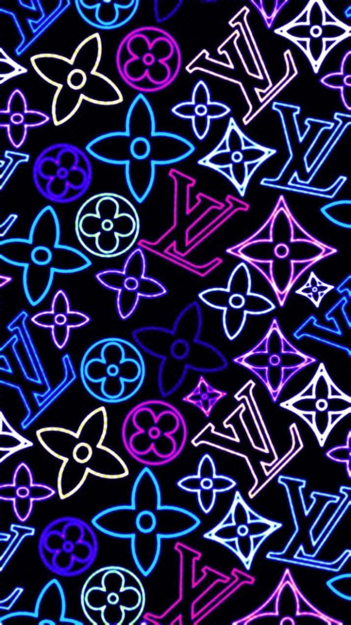 Louis Vuitton Pattern 桌布 壁紙 — 充滿活力的霓虹藍色和紫色 Louis Vuitton 字母組合標誌在黑色背景上以重複圖案發光。