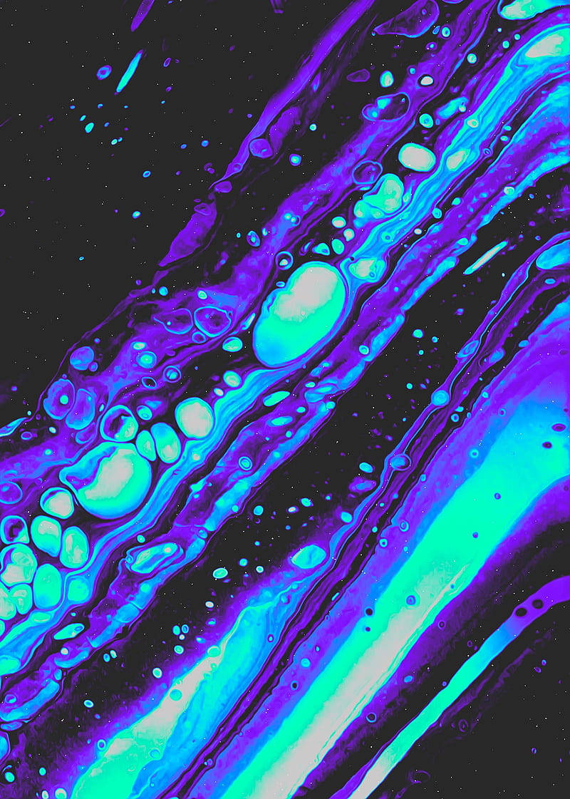 Dark Psychedelic iPhone 桌布 壁紙 — 充滿活力的霓虹藍色和紫色液體漩渦，帶有發光氣泡，沿對角線流過黑色背景。