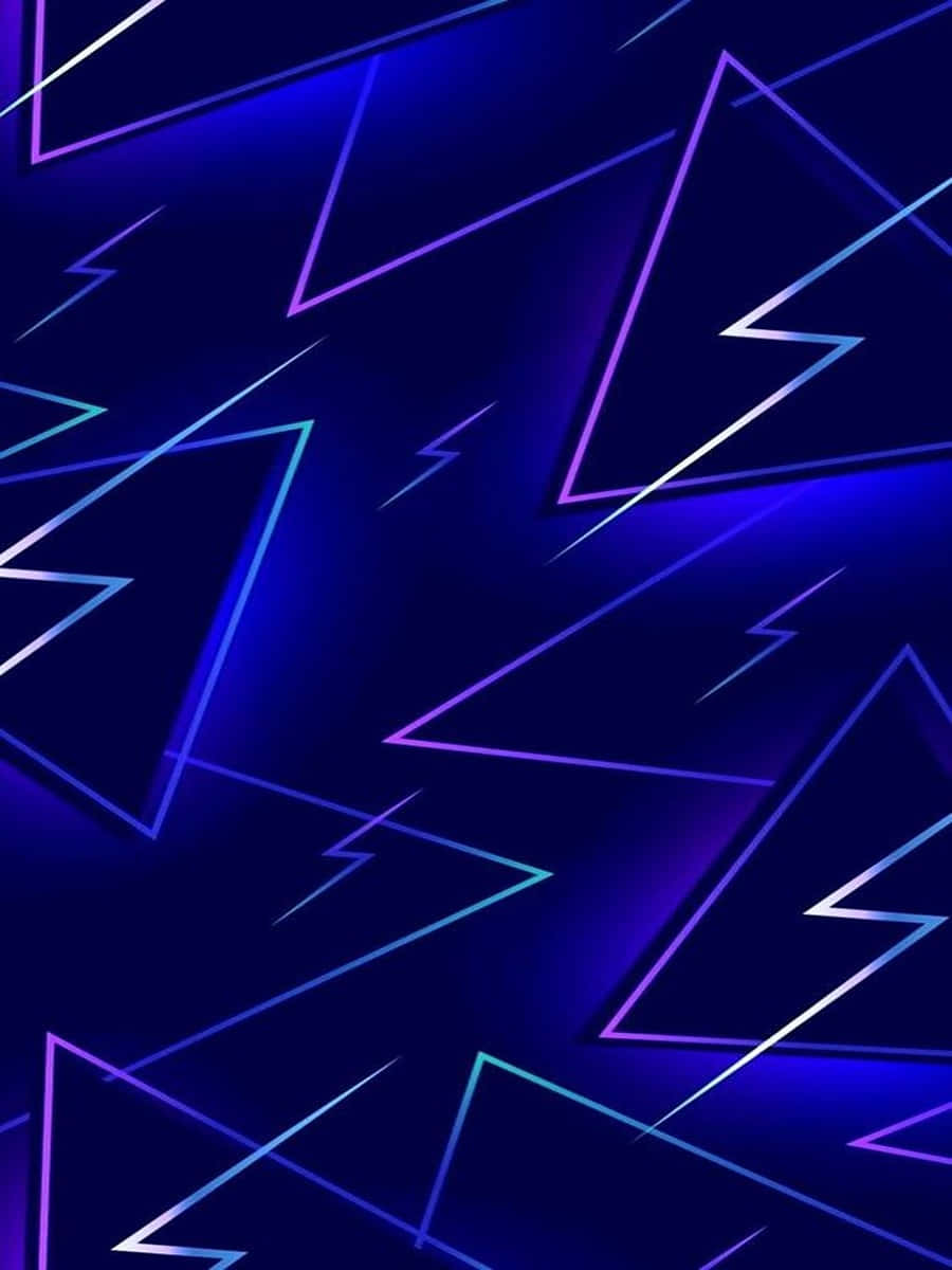 Neon Lightning 桌布 壁紙 — 充滿活力的霓虹藍色和紫色閃電和三角形在黑暗的數位畫布上以動態抽象圖案劃過。