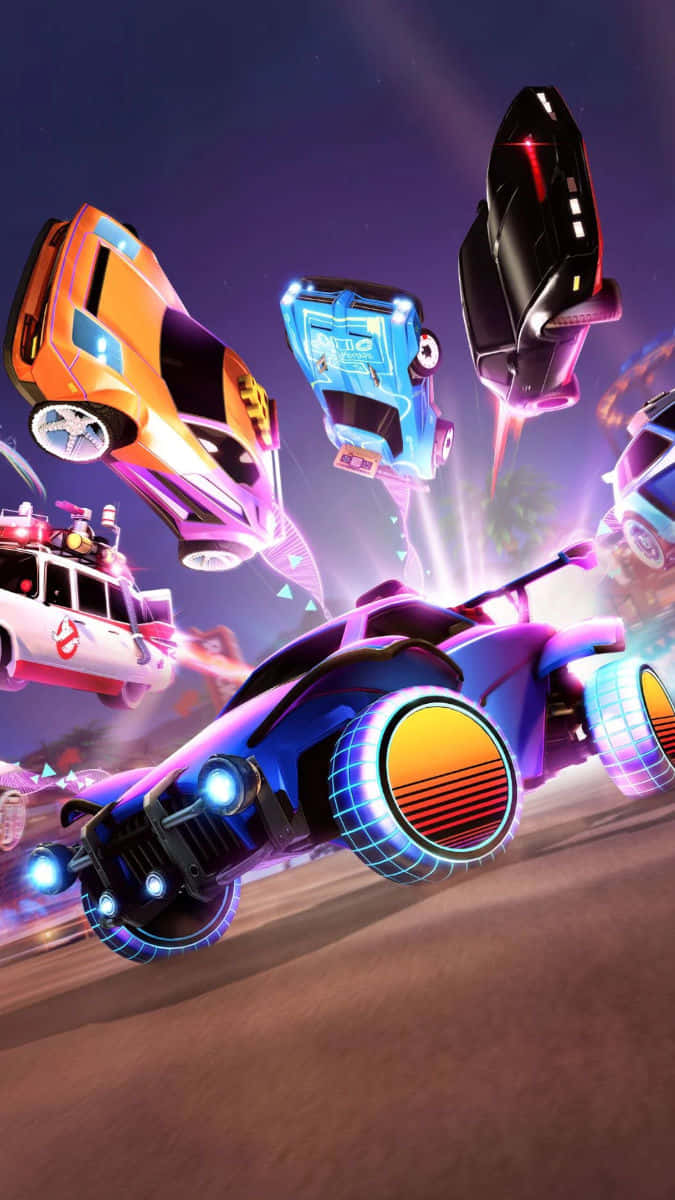Rocket League Car 桌布 壁紙 — 充滿活力的霓虹賽車在暮色沙漠天空中高速飛行追逐。