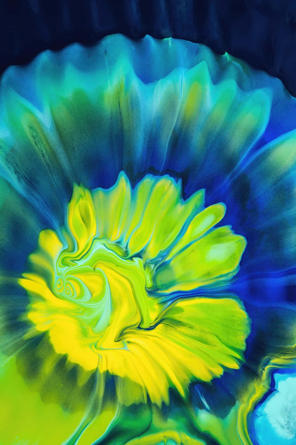 Blue Tie Dye 桌布 壁紙 — 充滿活力的霓虹黃綠色和深藍色抽象漩渦創造出動態的流體藝術爆炸。