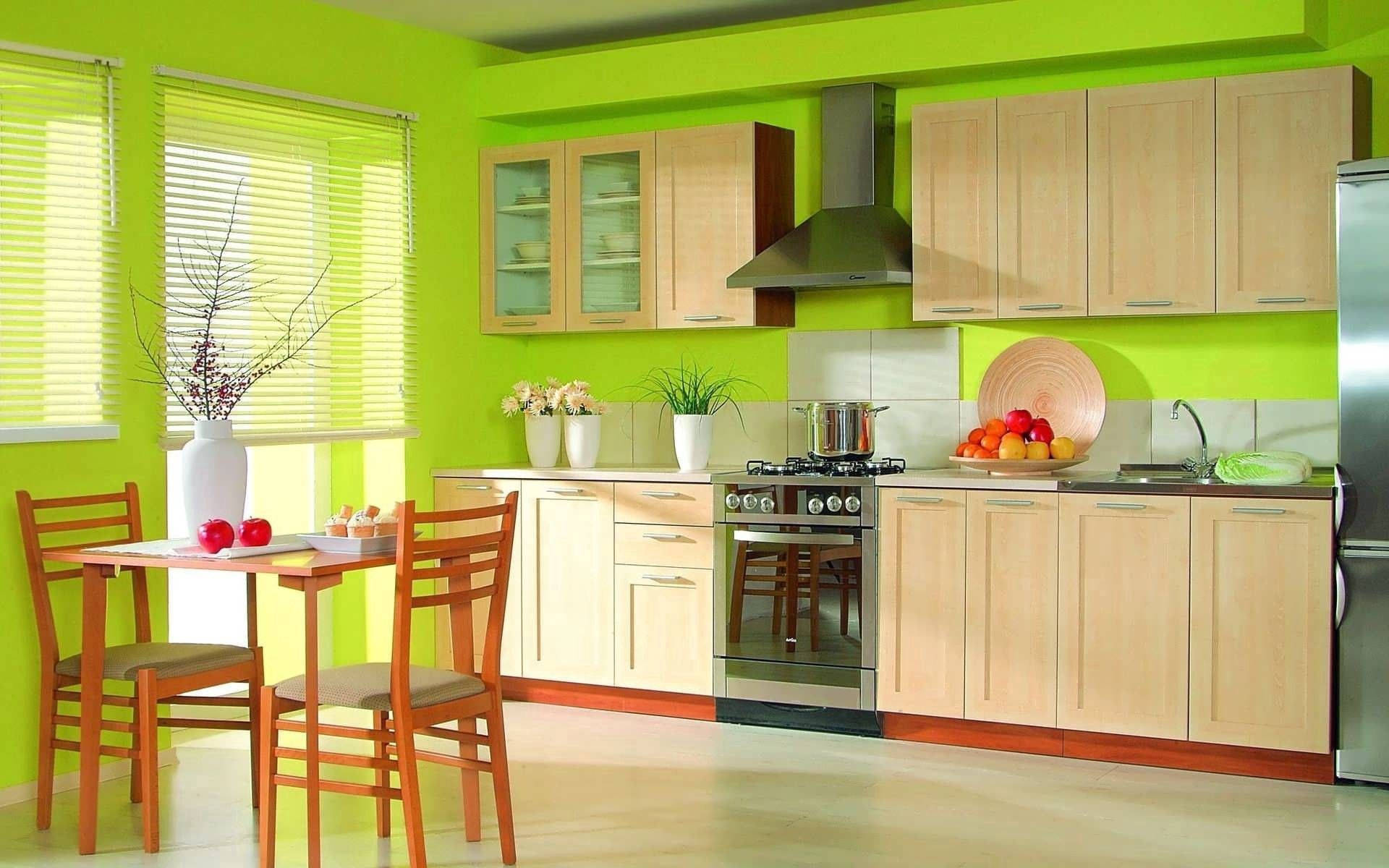 Kitchen Design 桌布 壁紙 — 充滿活力的青檸綠色牆壁與淺色木櫃及不鏽鋼電器在現代廚房形成對比。