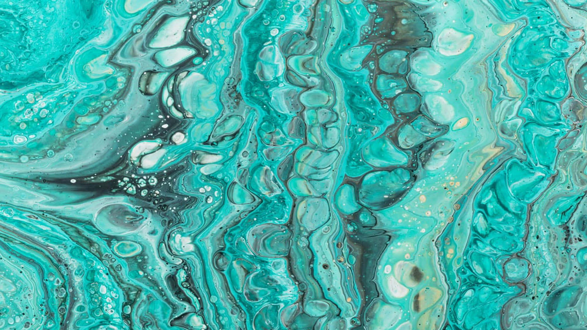 Teal Marble 桌布 壁紙 — 充滿活力的青綠色和白色油漆漩渦創造了動態的抽象流體藝術構圖，具有光澤紋理和有機流動圖案。