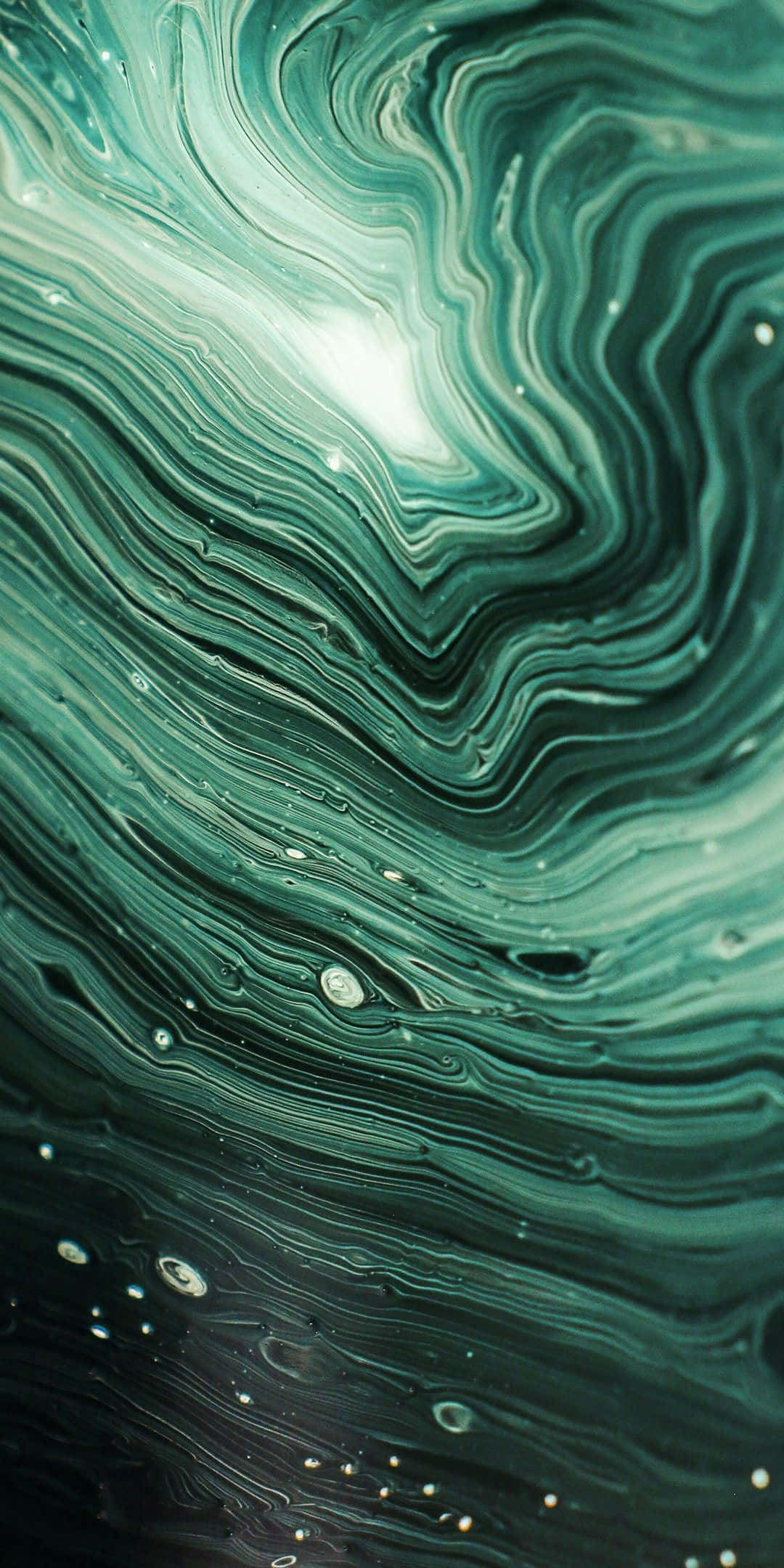 Emerald Green 桌布 壁紙 — 充滿活力的青綠色和白色漩渦液體圖案，帶有光澤的水滴，營造出迷人的抽象流動。