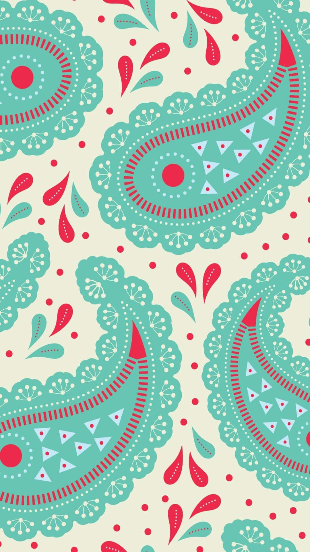 Paisley 桌布 壁紙 — 充滿活力的青綠色和紅色佩斯利圖案，帶有白色點綴，在奶油色米色背景上重複，形成風格化的壁紙設計。