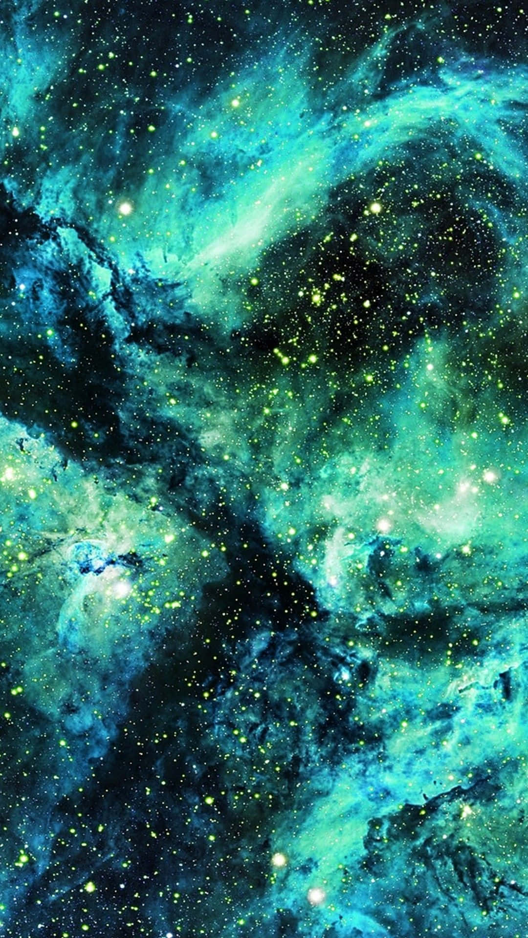 Green Galaxy 桌布 壁紙 — 充滿活力的青綠色和黑色宇宙星雲，佈滿發光的黃色星星和旋轉的氣體雲。