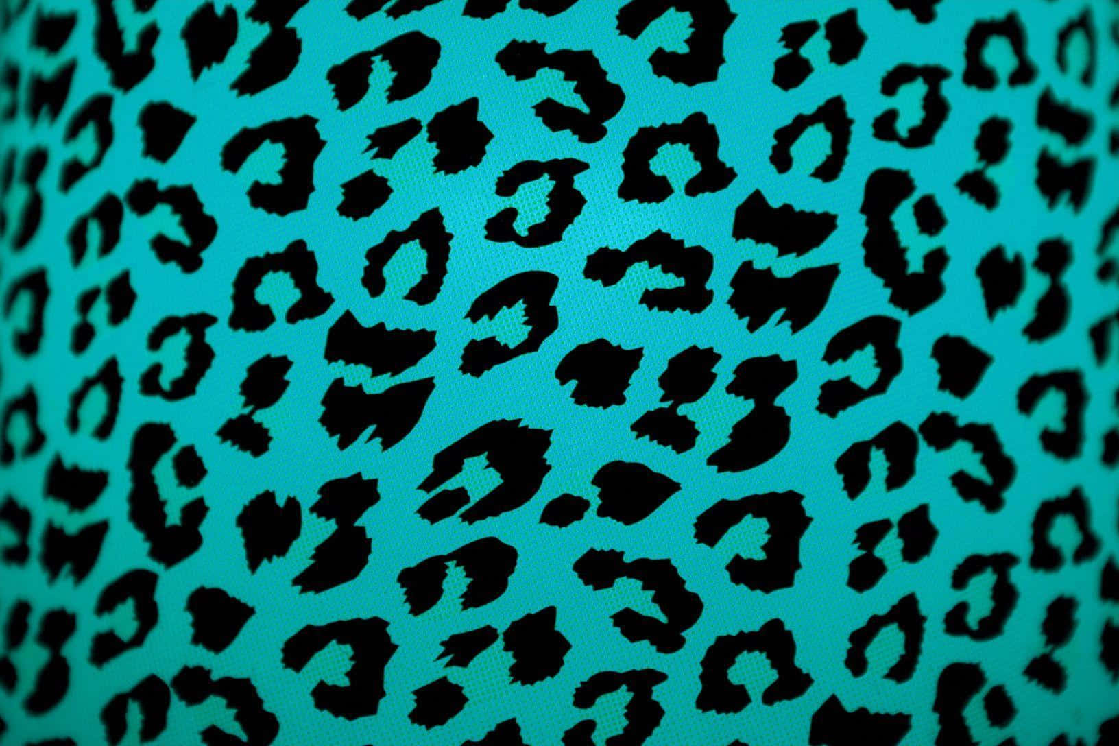 Animal Print 桌布 壁紙 — 充滿活力的青綠色布料上大膽的黑色豹紋斑點特寫，營造出引人注目的動物印花圖案。