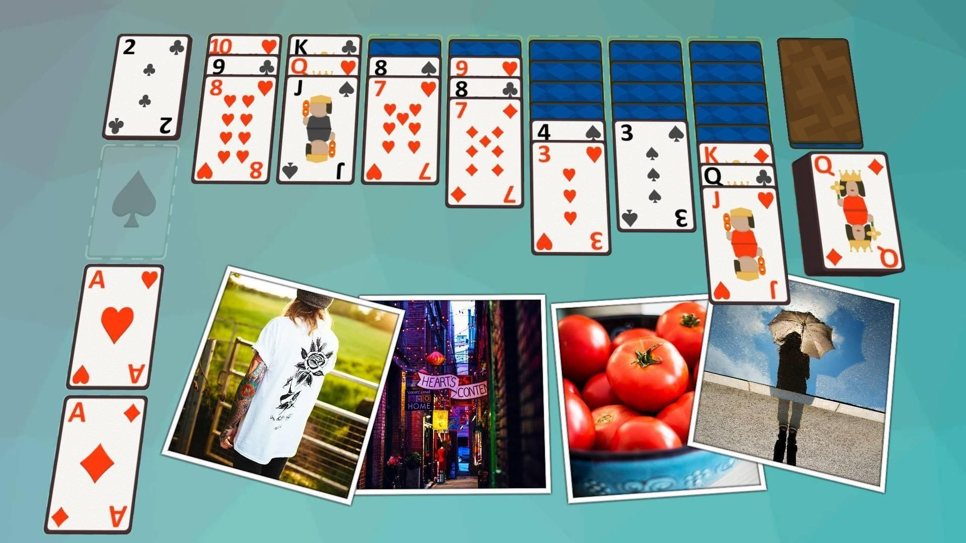 Solitaire 桌布 壁紙 — 充滿活力的青綠色背景上，散落著撲克牌和四張小照片，分別是一名刺青人士、一個霓虹燈牌、番茄和一個在雨傘下的人。