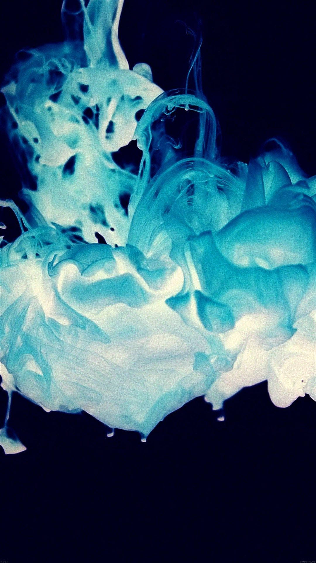 Blue Smoke 桌布 壁紙 — 充滿活力的青色墨水在深黑色背景上戲劇性地旋轉，呈現流暢的抽象動態。