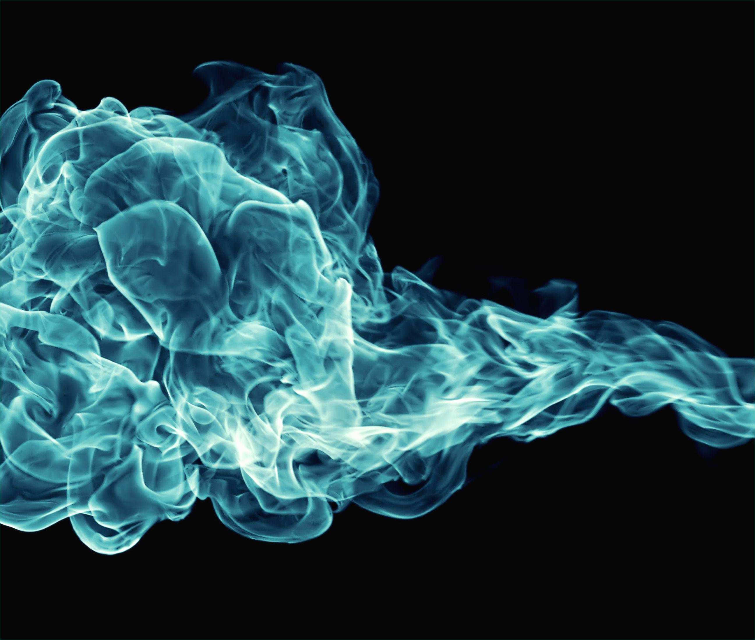 Blue Fire 桌布 壁紙 — 充滿活力的青色火焰在純黑背景上扭曲盤旋，營造出動感而空靈的視覺效果。