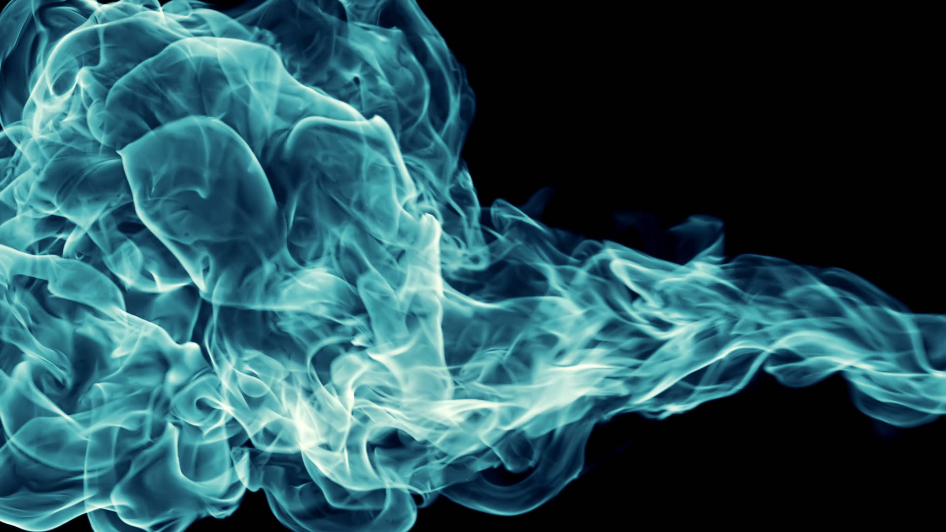 Flames 桌布 壁紙 — 充滿活力的青色火焰在純黑背景上扭曲纏繞，營造出動感而空靈的視覺效果。