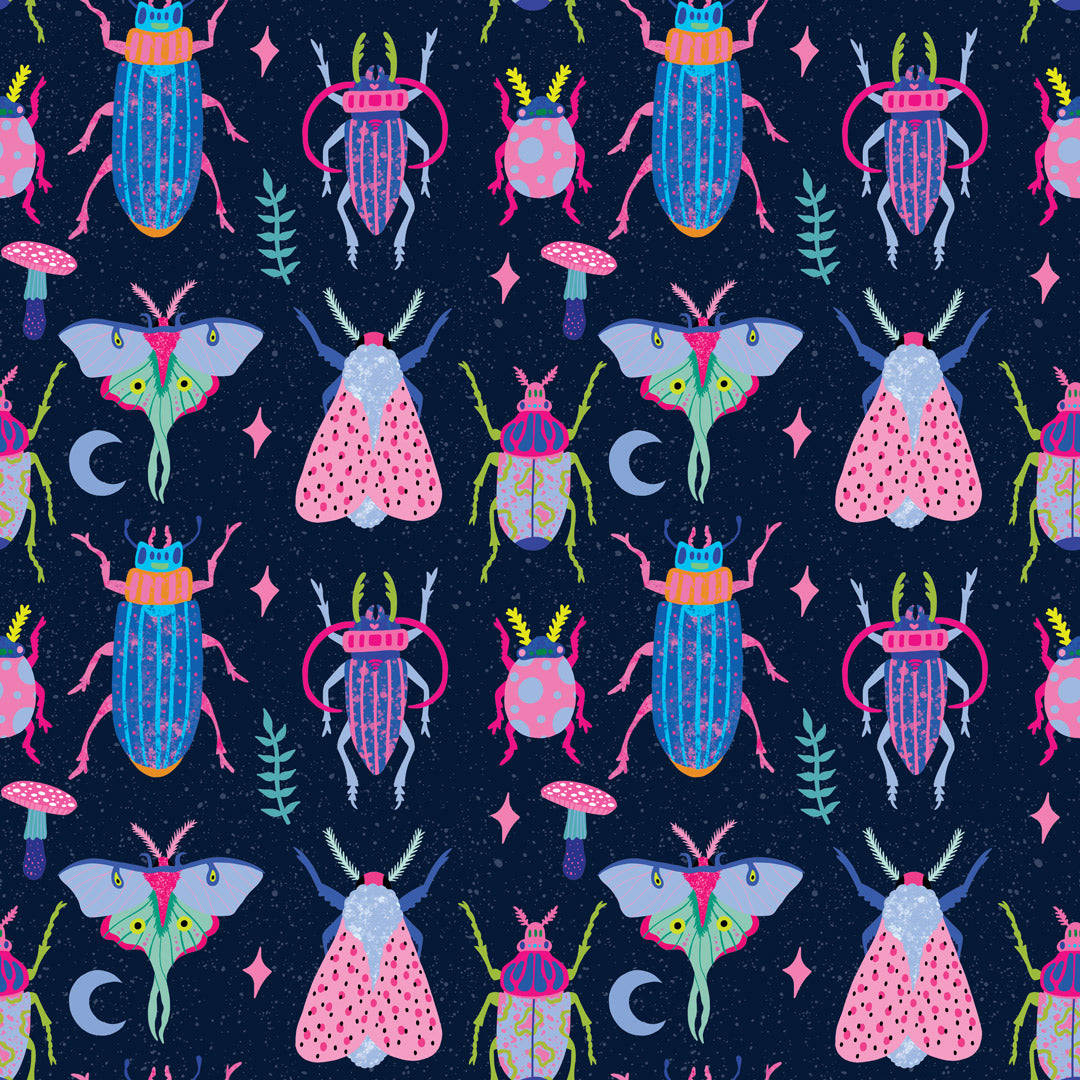Beetle 桌布 壁紙 — 充滿活力的風格化昆蟲和蘑菇在星空夜空中重複出現，伴有新月和閃光。