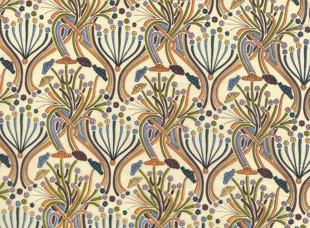 Art Nouveau 桌布 壁紙 — 充滿活力的風格化花卉圖案，帶有流動的莖和簇生的花朵，以大地色調呈現於奶油色背景上。