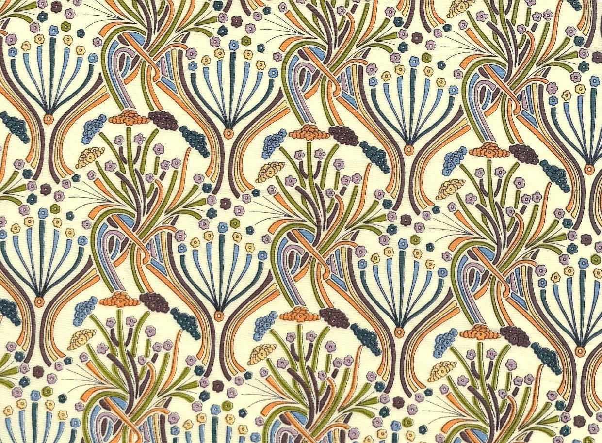 Deco 桌布 壁紙 — 充滿活力的風格化花卉圖案，帶有流動的莖和簇狀花朵，採用大地色調，背景為奶油色。