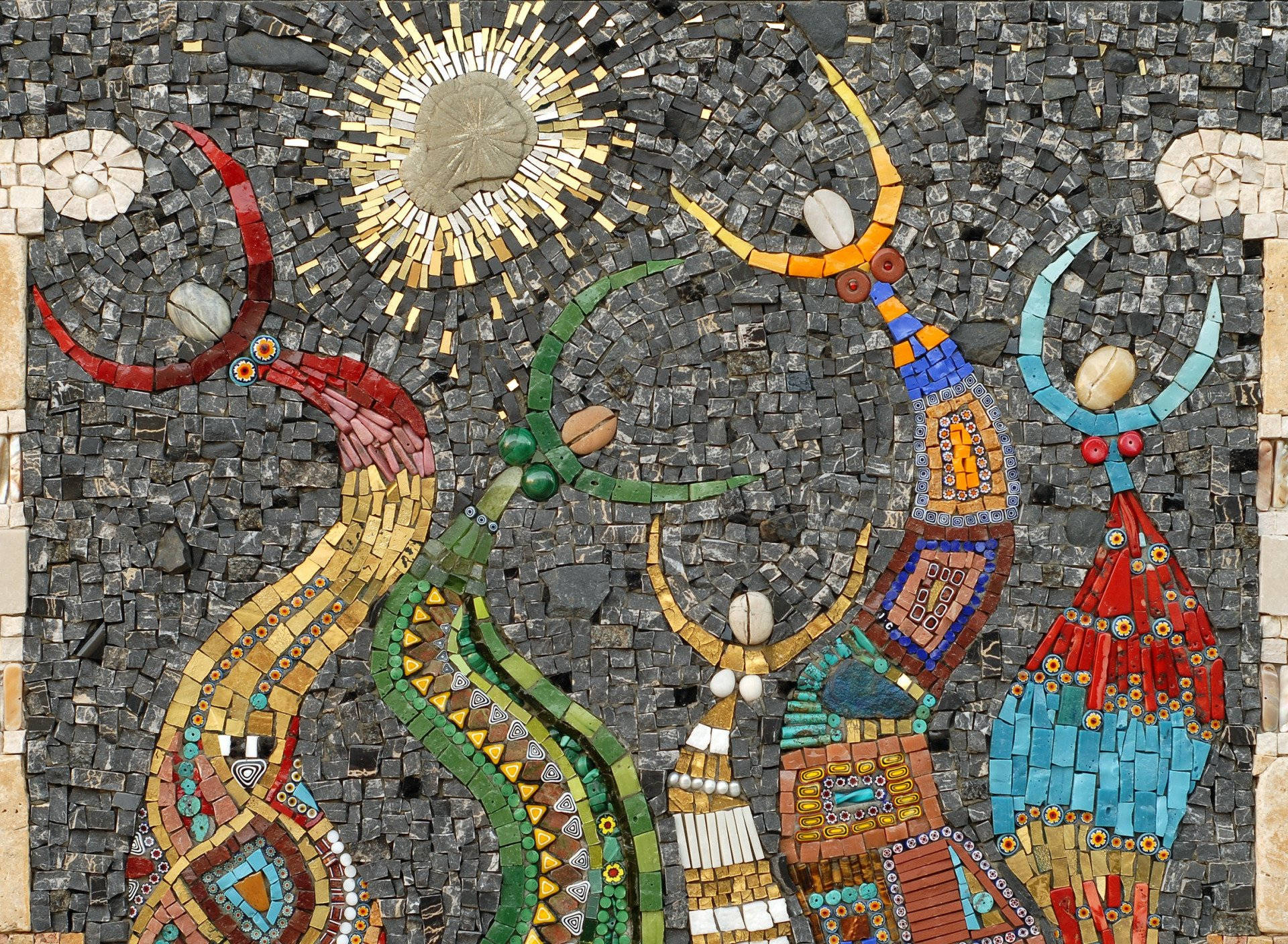 藝術 桌布 壁紙 — 充滿活力的馬賽克藝術作品描繪了風格化的人形，帶有彎曲的角和色彩繽紛的圖案，背景為深色石頭。