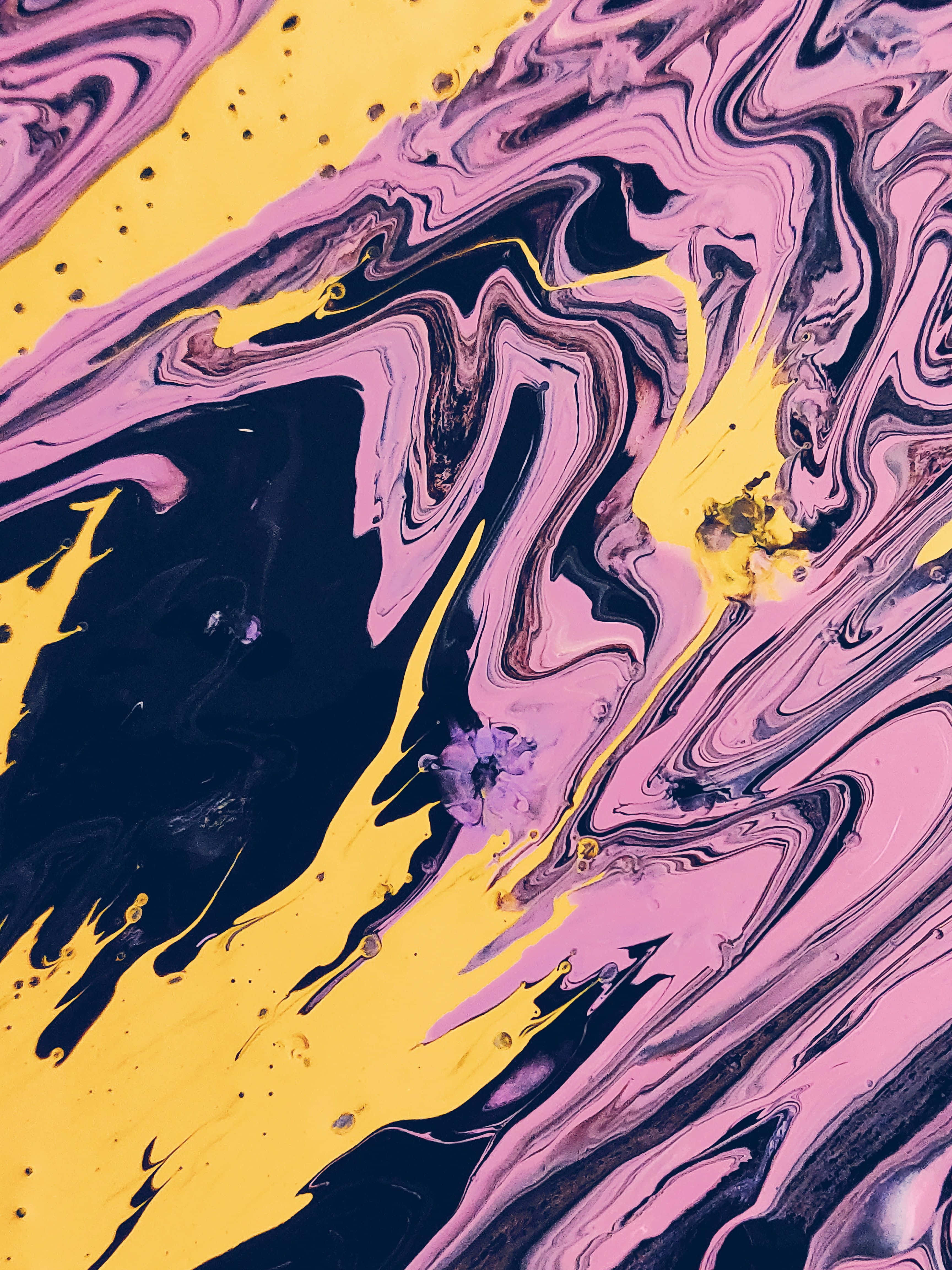 Abstract Expressionism 桌布 壁紙 — 充滿活力的黃色、紫色和黑色抽象漩渦在畫布上動態流動，形成流暢的大理石紋理圖案。