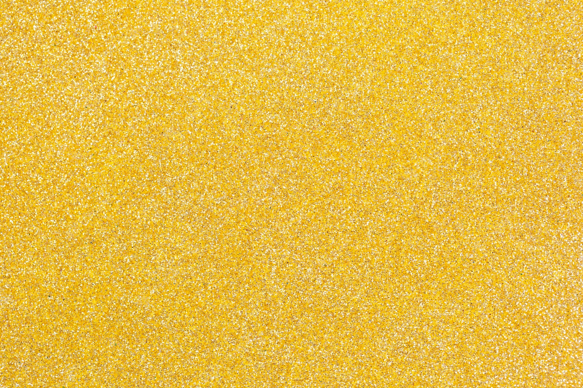 Yellow Glitter 桌布 壁紙 — 充滿活力的黃色亮粉紋理，帶有閃爍的銀色碎片，營造出閃閃發光的抽象表面。