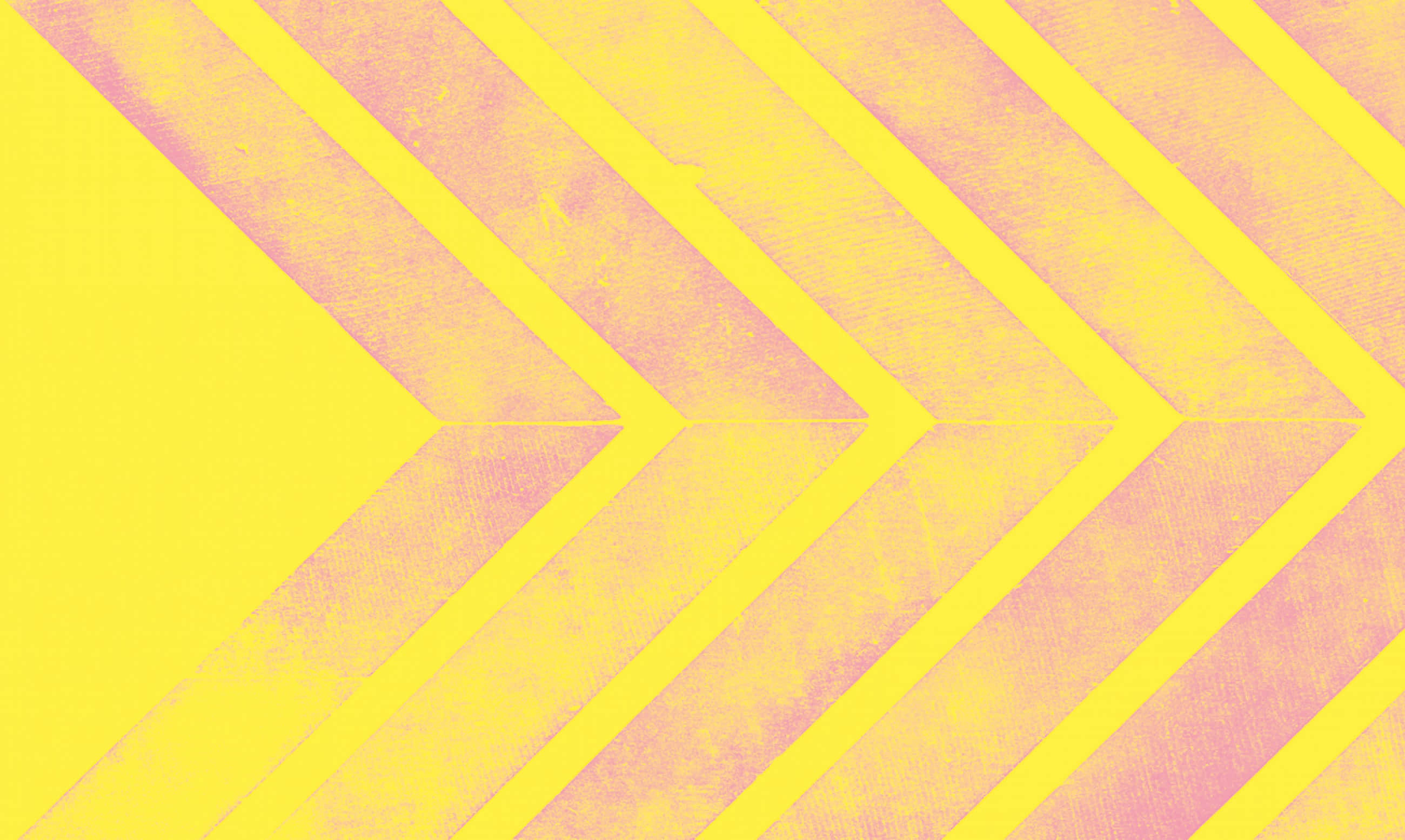 Pink And Yellow 桌布 壁紙 — 充滿活力的黃色和粉紅色人字形條紋，帶有紋理筆觸效果，營造出大膽的幾何圖案。