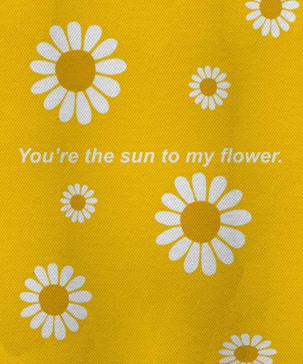 Aesthetic Yellow 桌布 壁紙 — 充滿活力的黃色布料，帶有白色雛菊圖案和文字「你是我花朵的太陽」。