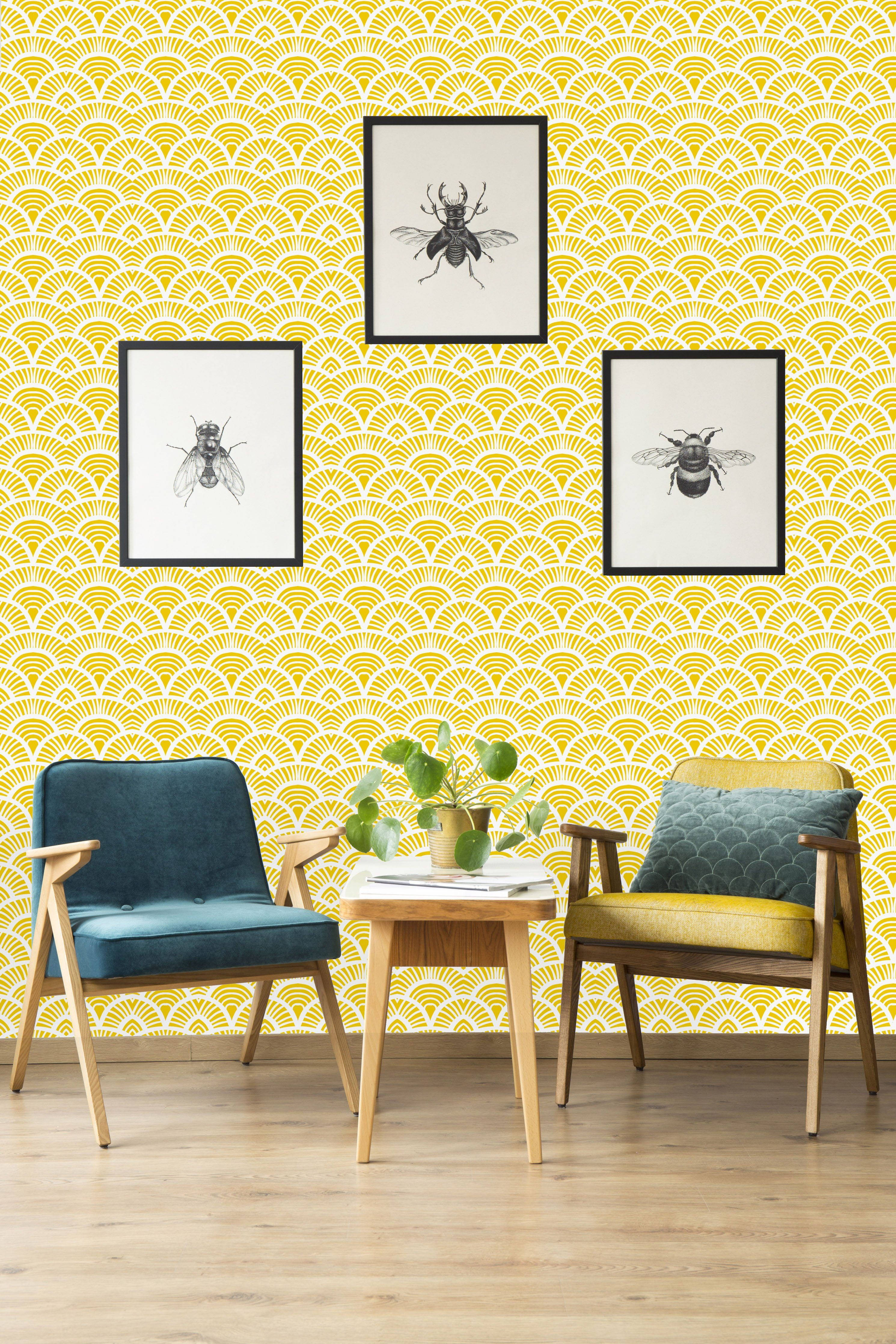 Interior Design 桌布 壁紙 — 充滿活力的黃色扇形壁紙搭配框裝昆蟲藝術品，裝飾著一個舒適的中世紀現代客廳，配有兩張椅子和一張木桌。