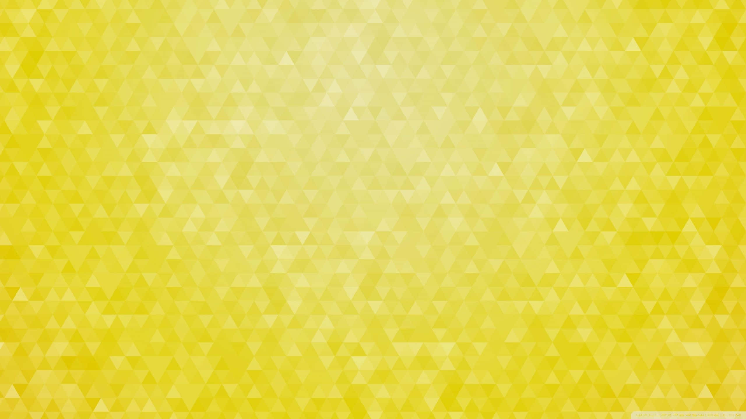 Yellow Geometric 桌布 壁紙 — 充滿活力的黃色抽象桌布，由柔和的漸變三角形馬賽克圖案組成。