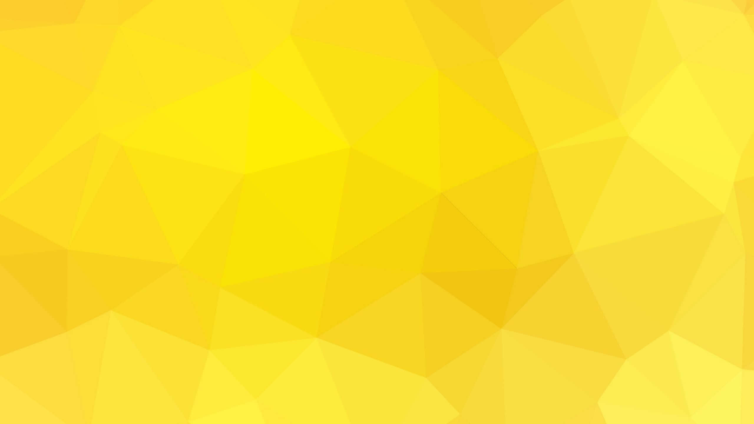 Yellow Geometric 桌布 壁紙 — 充滿活力的黃色抽象背景，由柔和的三角形切面組成，營造出現代幾何圖案。