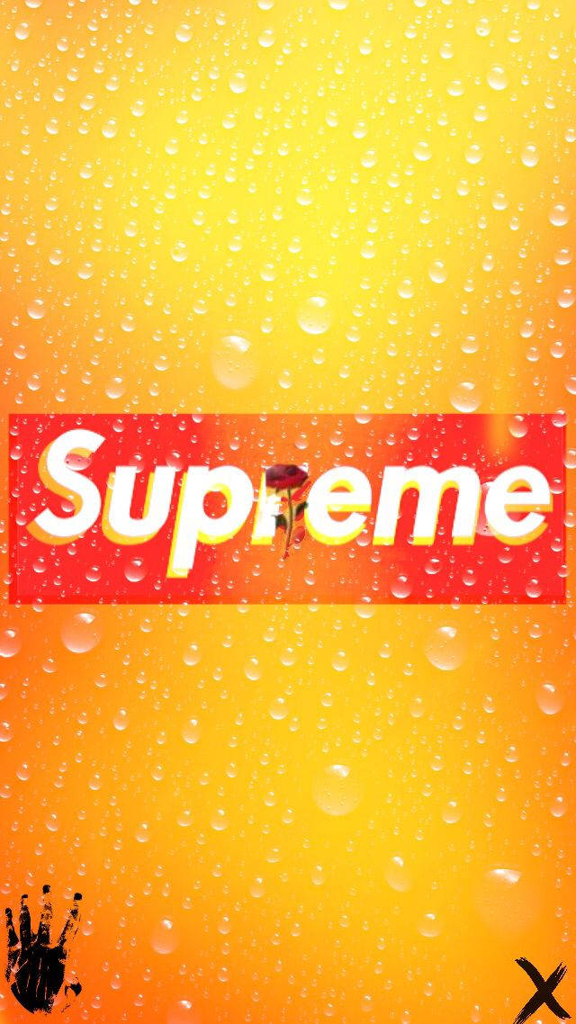 orange supreme 桌布 壁紙 — 充滿活力的黃色漸變背景上帶有水珠，疊加在標誌性的紅色Supreme標誌上，並帶有滴漆效果。